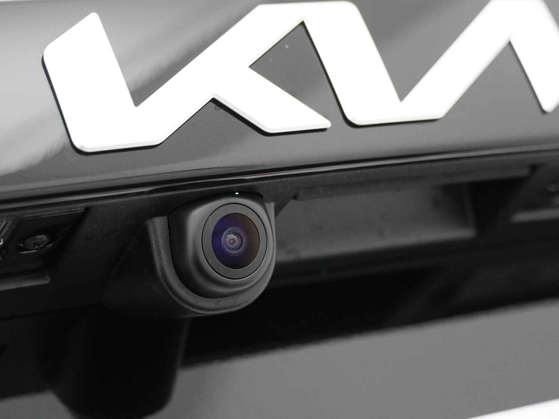 Kia Niro EV DynamicLine 64.8 kWh * Nieuw uit voorraad leverbaar en €2.950,- Subsidie beschikbaar * - Navigatie - Apple Carplay/Android Auto - Parkeersensoren voor en achter - Batterijverwarming - 100kW snellader - Fabrieksgarantie tot 2031 - 39/53