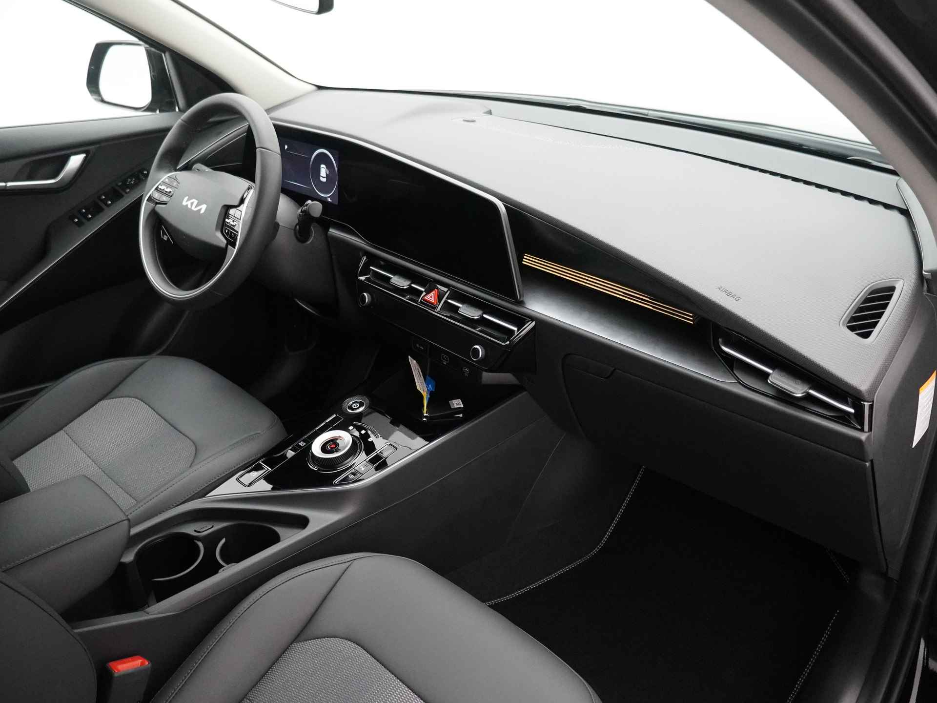 Kia Niro EV DynamicLine 64.8 kWh * Nieuw uit voorraad leverbaar en €2.950,- Subsidie beschikbaar * - Navigatie - Apple Carplay/Android Auto - Parkeersensoren voor en achter - Batterijverwarming - 100kW snellader - Fabrieksgarantie tot 2031 - 40/53