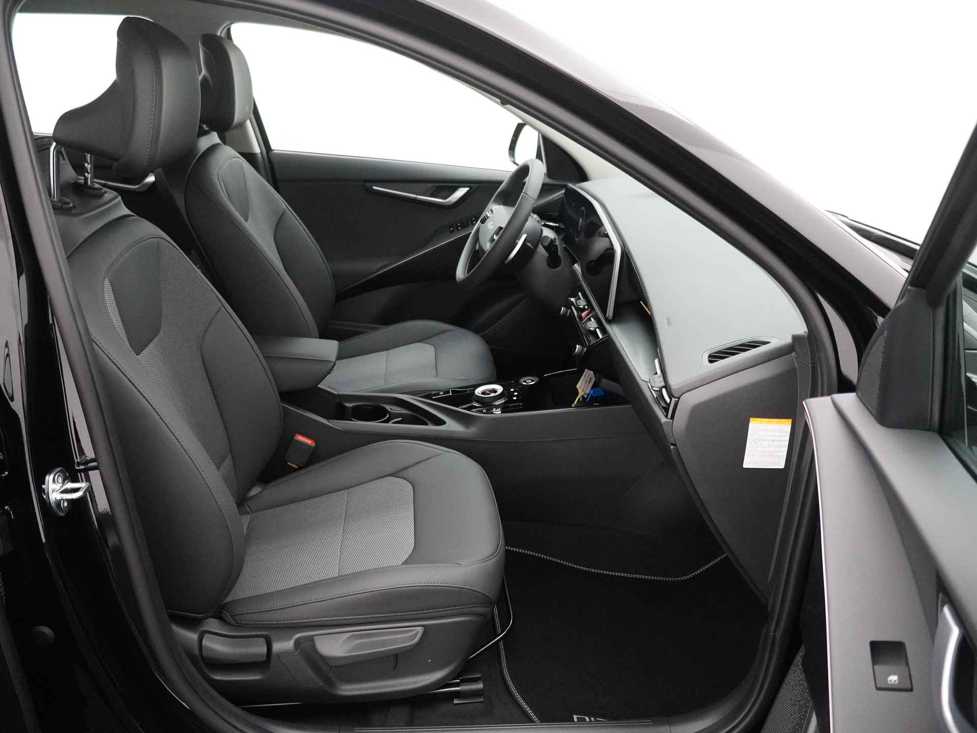 Kia Niro EV DynamicLine 64.8 kWh * Nieuw uit voorraad leverbaar en €2.950,- Subsidie beschikbaar * - Navigatie - Apple Carplay/Android Auto - Parkeersensoren voor en achter - Batterijverwarming - 100kW snellader - Fabrieksgarantie tot 2031 - 41/53