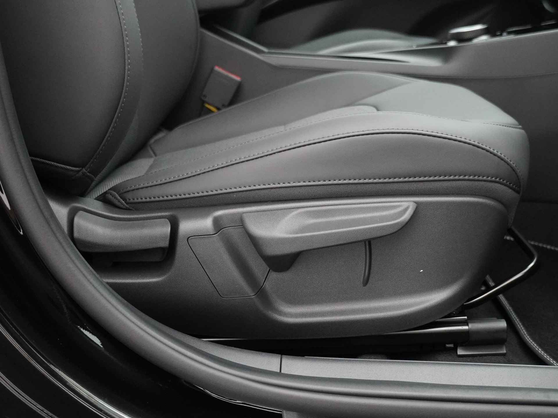 Kia Niro EV DynamicLine 64.8 kWh * Nieuw uit voorraad leverbaar en €2.950,- Subsidie beschikbaar * - Navigatie - Apple Carplay/Android Auto - Parkeersensoren voor en achter - Batterijverwarming - 100kW snellader - Fabrieksgarantie tot 2031 - 42/53