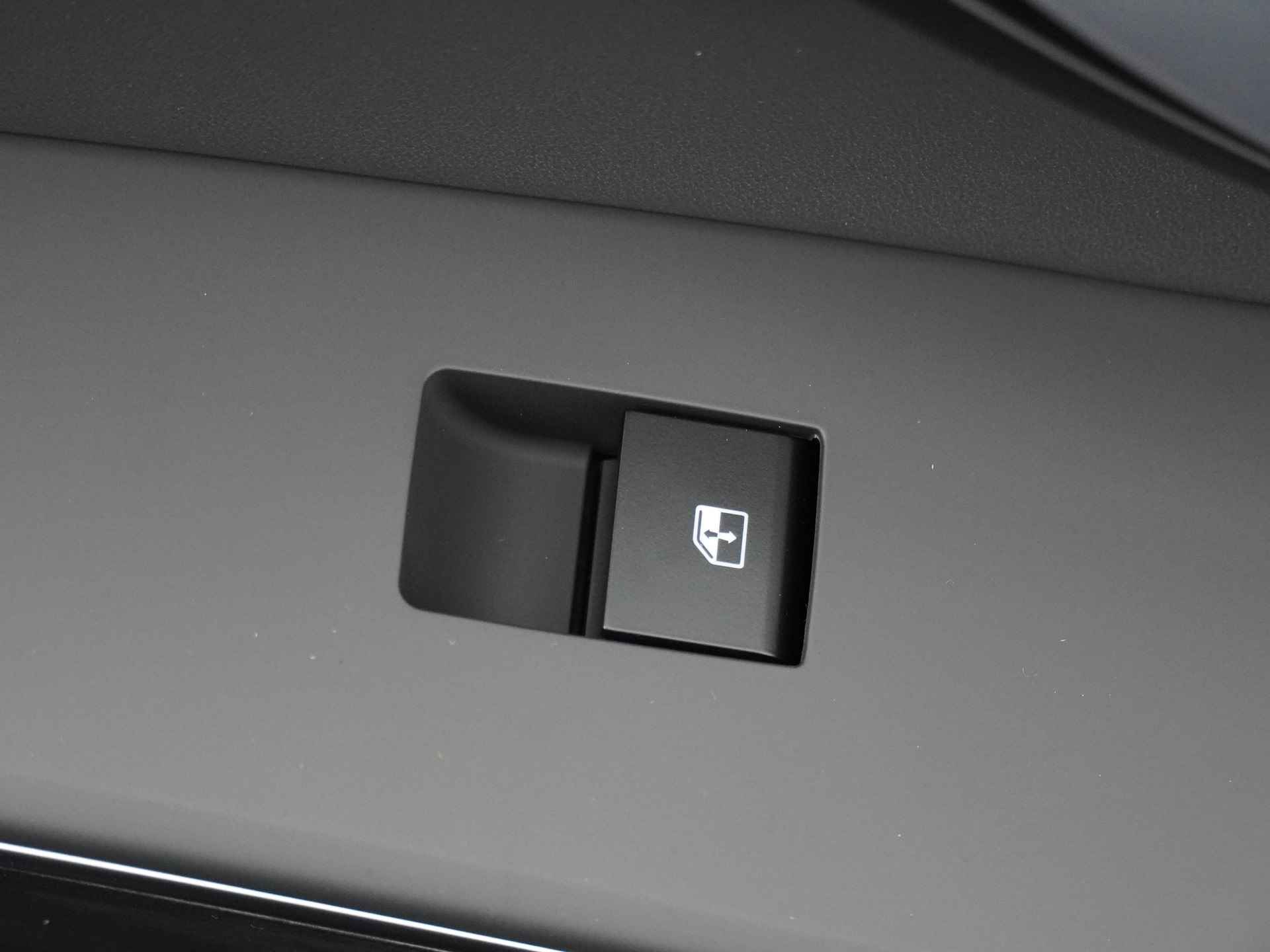 Kia Niro EV DynamicLine 64.8 kWh * Nieuw uit voorraad leverbaar en €2.950,- Subsidie beschikbaar * - Navigatie - Apple Carplay/Android Auto - Parkeersensoren voor en achter - Batterijverwarming - 100kW snellader - Fabrieksgarantie tot 2031 - 43/53