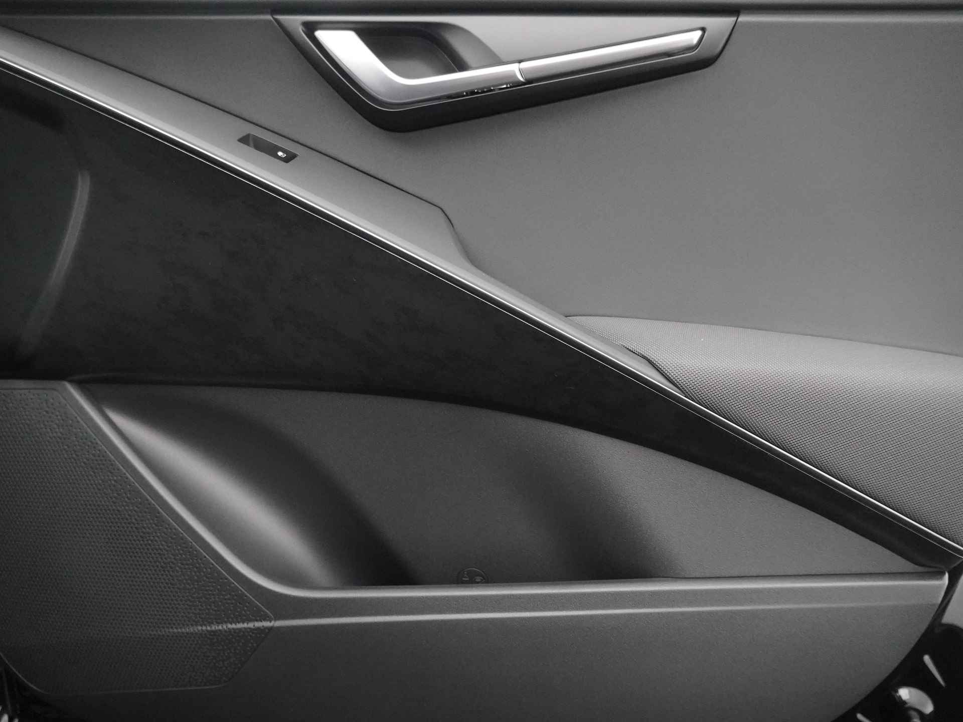 Kia Niro EV DynamicLine 64.8 kWh * Nieuw uit voorraad leverbaar en €2.950,- Subsidie beschikbaar * - Navigatie - Apple Carplay/Android Auto - Parkeersensoren voor en achter - Batterijverwarming - 100kW snellader - Fabrieksgarantie tot 2031 - 44/53