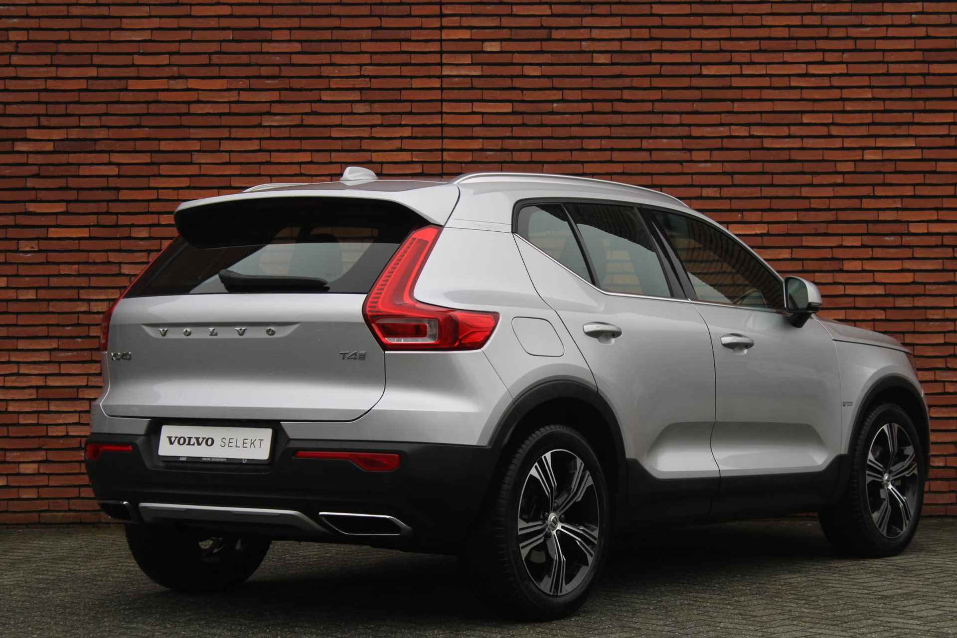 Volvo XC40 T4 AUT8 191PK Inscription, Verwarmbare Voorruit, Panorama Dak, Verwarmbare Voorstoelen, 360 Graden Camera, Navigatiesysteem, Electronic Climate Control, Dodehoekdetectie Met Correctie, Apple Carplay/Android Auto, Draadloze Telefoonlader, Parkeersensoren, 19" Lichtmetalen Velgen - 2/24