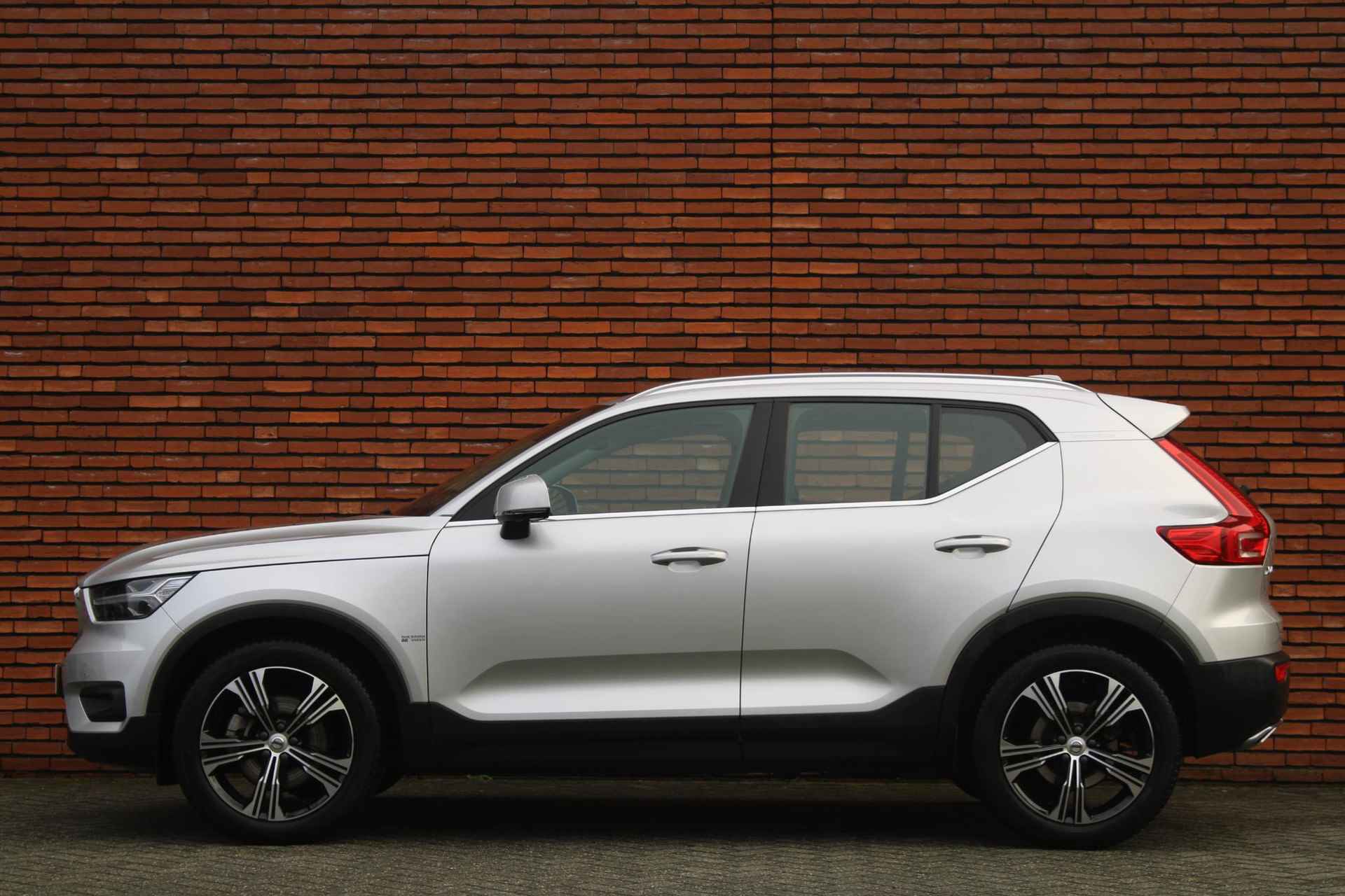 Volvo XC40 T4 AUT8 191PK Inscription, Verwarmbare Voorruit, Panorama Dak, Verwarmbare Voorstoelen, 360 Graden Camera, Navigatiesysteem, Electronic Climate Control, Dodehoekdetectie Met Correctie, Apple Carplay/Android Auto, Draadloze Telefoonlader, Parkeersensoren, 19" Lichtmetalen Velgen - 7/24