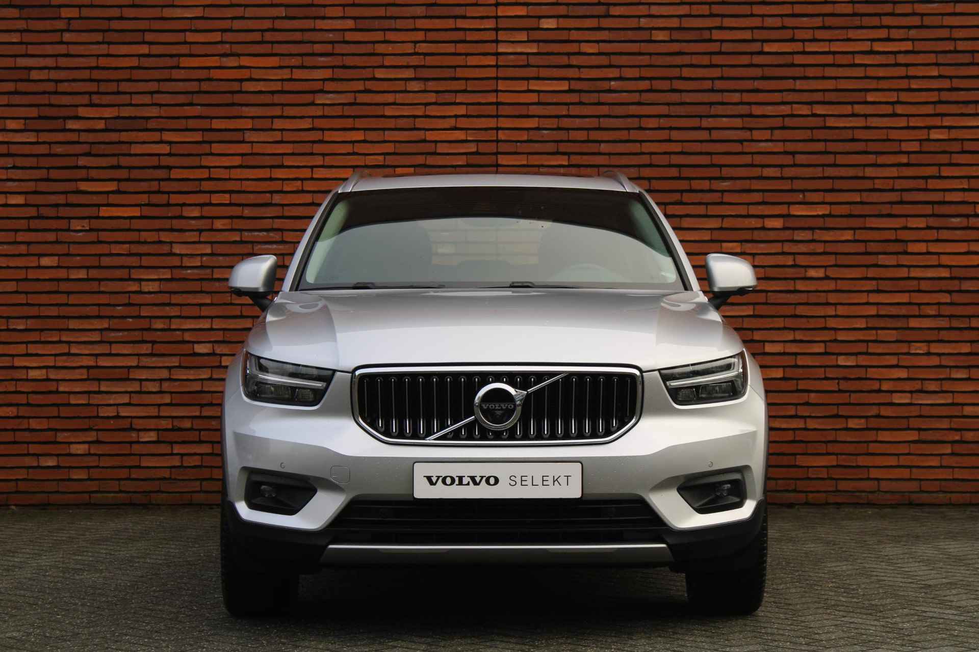 Volvo XC40 T4 AUT8 191PK Inscription, Verwarmbare Voorruit, Panorama Dak, Verwarmbare Voorstoelen, 360 Graden Camera, Navigatiesysteem, Electronic Climate Control, Dodehoekdetectie Met Correctie, Apple Carplay/Android Auto, Draadloze Telefoonlader, Parkeersensoren, 19" Lichtmetalen Velgen - 19/24