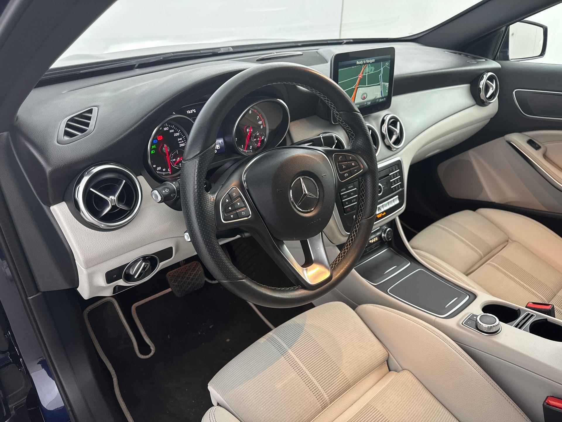 Mercedes-Benz GLA-klasse 180 ACTIVITY EDITION | CLIMA | CRUISE | CAMERA | NAVI | 18'' LMVELGEN | PRIVACY GLASS | I-KEY | CHIQUE INTERIEUR | LEDER | - 30/33