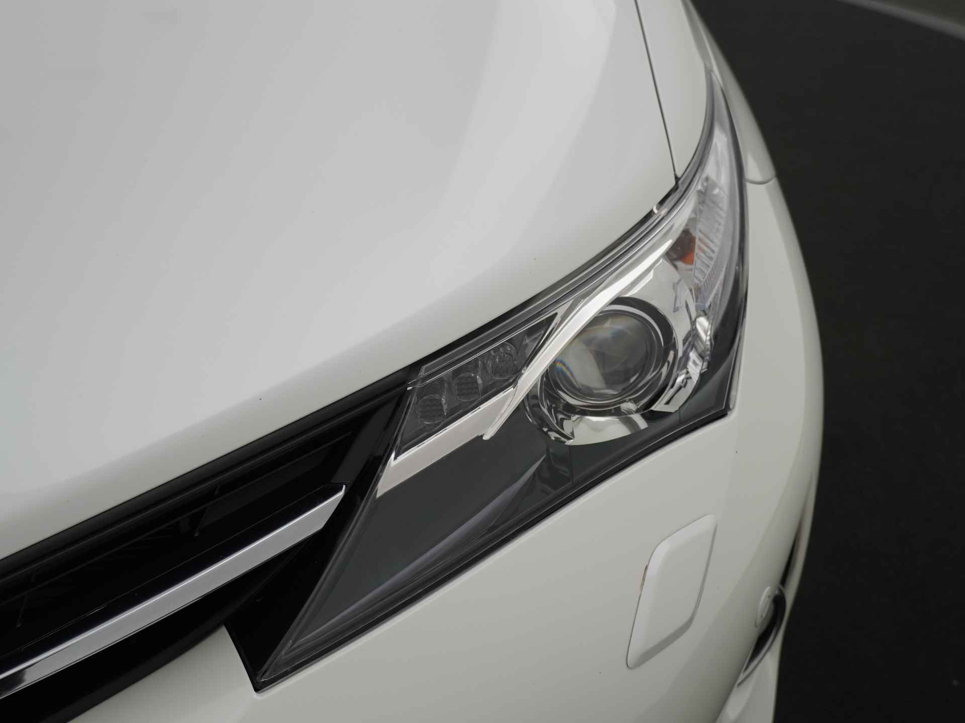Toyota Auris Touring Sports 1.8 Hybrid Lease Exclusive Navigatie - Achteruitrijcamera - Climate control - Cruise control - 12 maanden Bovag garantie - 14/51