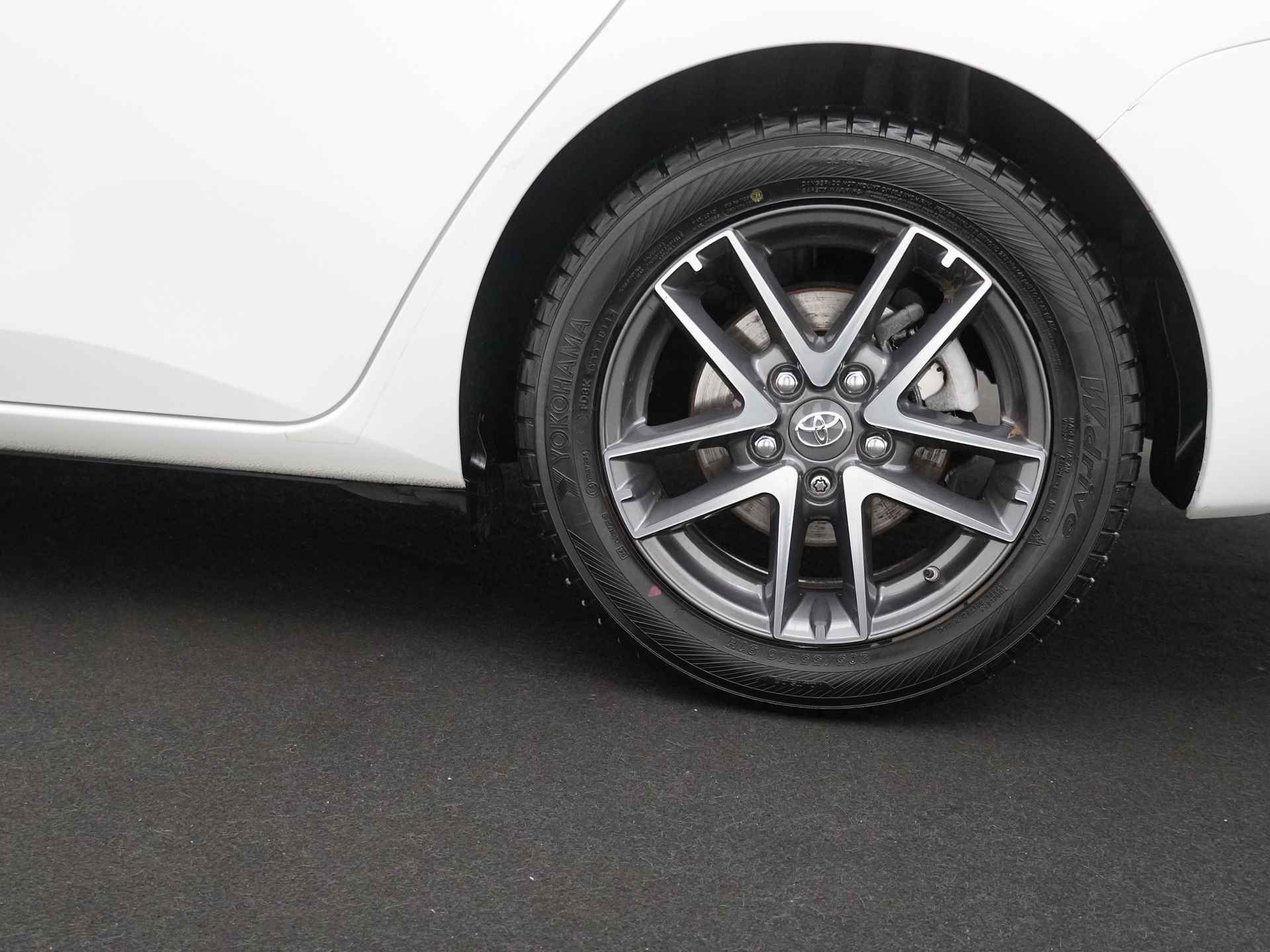 Toyota Auris Touring Sports 1.8 Hybrid Lease Exclusive Navigatie - Achteruitrijcamera - Climate control - Cruise control - 12 maanden Bovag garantie - 16/51