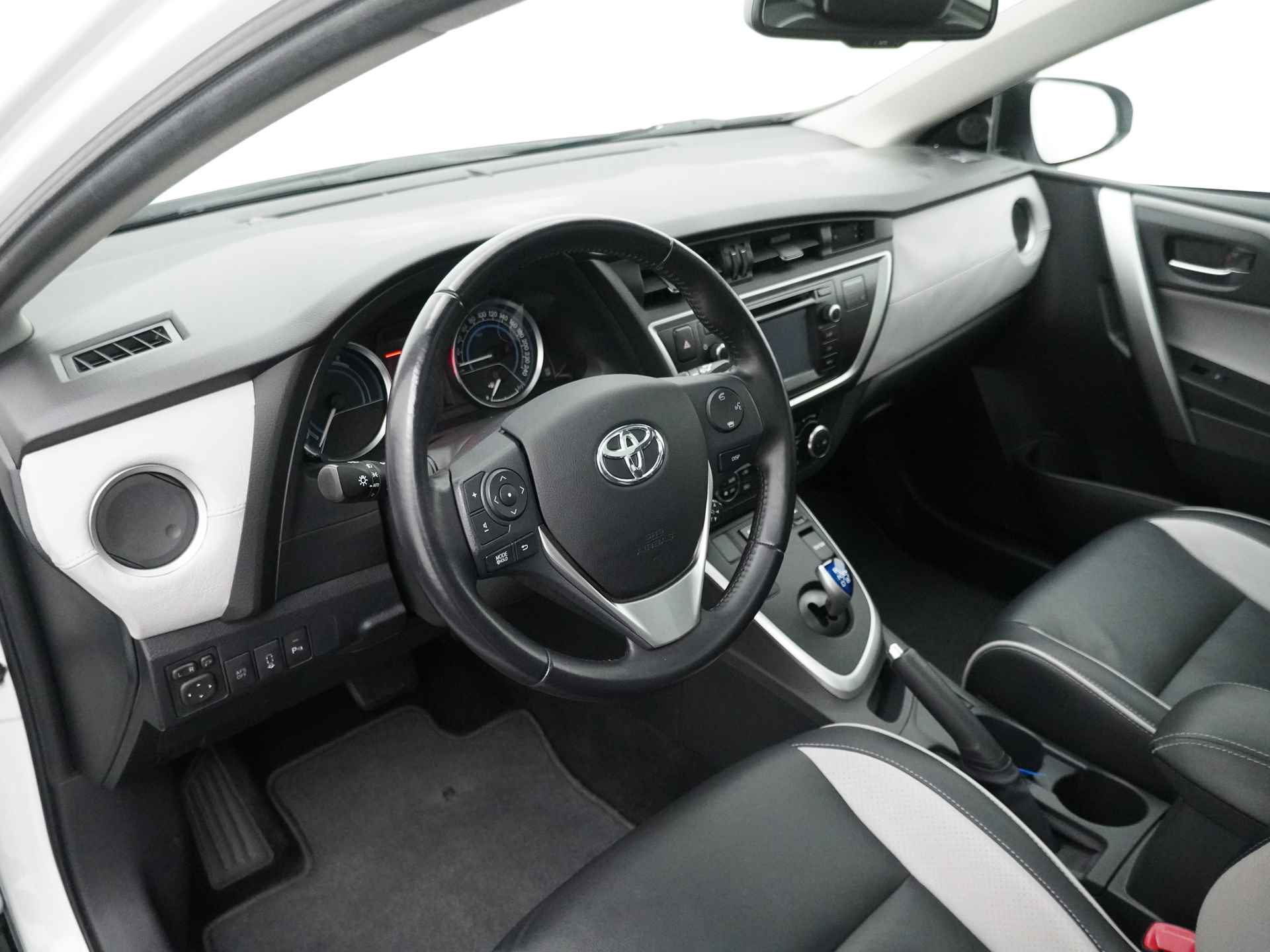 Toyota Auris Touring Sports 1.8 Hybrid Lease Exclusive Navigatie - Achteruitrijcamera - Climate control - Cruise control - 12 maanden Bovag garantie - 18/51