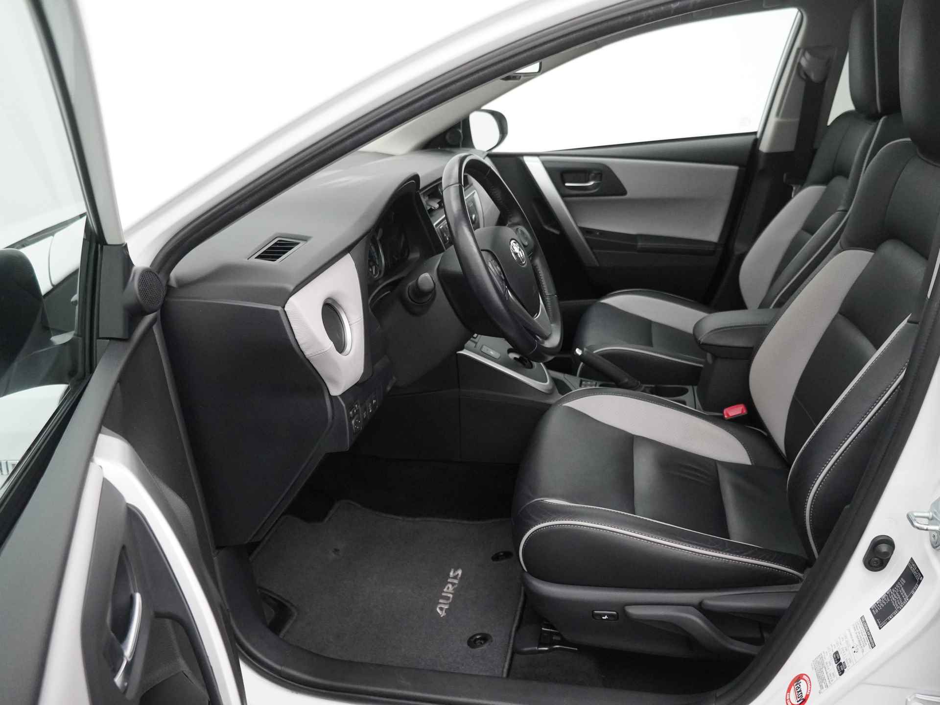 Toyota Auris Touring Sports 1.8 Hybrid Lease Exclusive Navigatie - Achteruitrijcamera - Climate control - Cruise control - 12 maanden Bovag garantie - 19/51