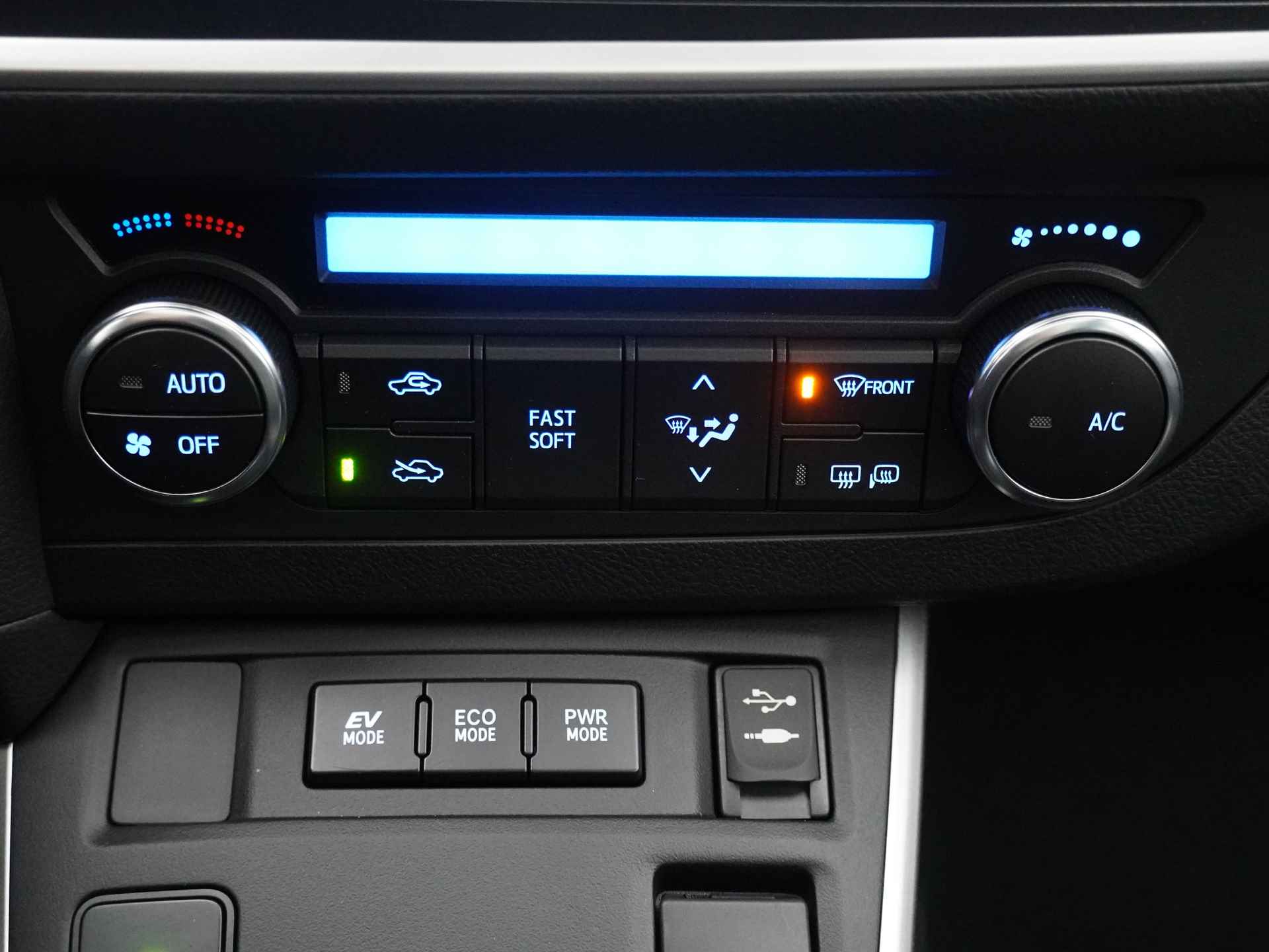 Toyota Auris Touring Sports 1.8 Hybrid Lease Exclusive Navigatie - Achteruitrijcamera - Climate control - Cruise control - 12 maanden Bovag garantie - 32/51