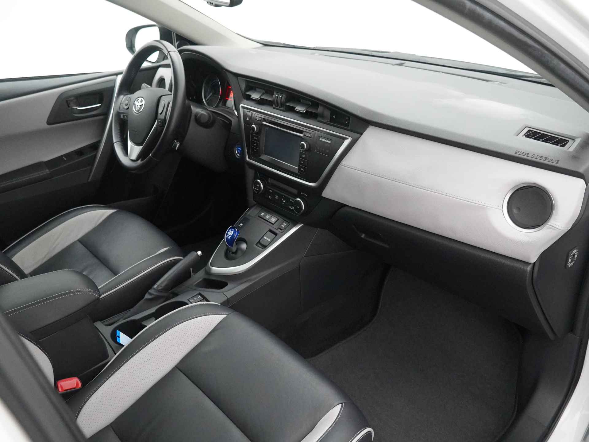 Toyota Auris Touring Sports 1.8 Hybrid Lease Exclusive Navigatie - Achteruitrijcamera - Climate control - Cruise control - 12 maanden Bovag garantie - 42/51