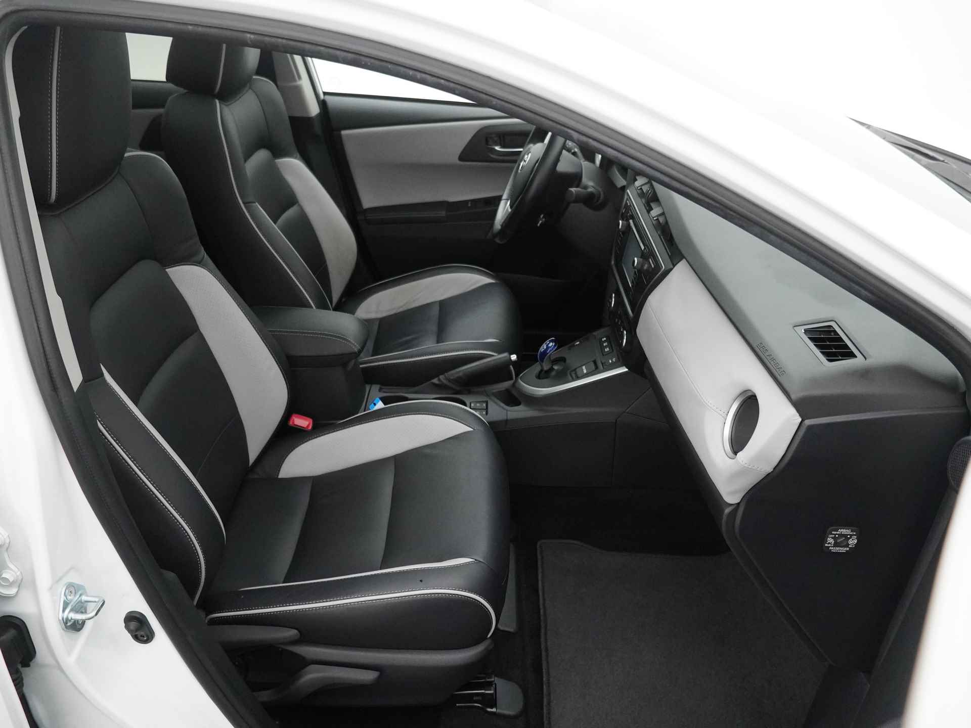 Toyota Auris Touring Sports 1.8 Hybrid Lease Exclusive Navigatie - Achteruitrijcamera - Climate control - Cruise control - 12 maanden Bovag garantie - 43/51
