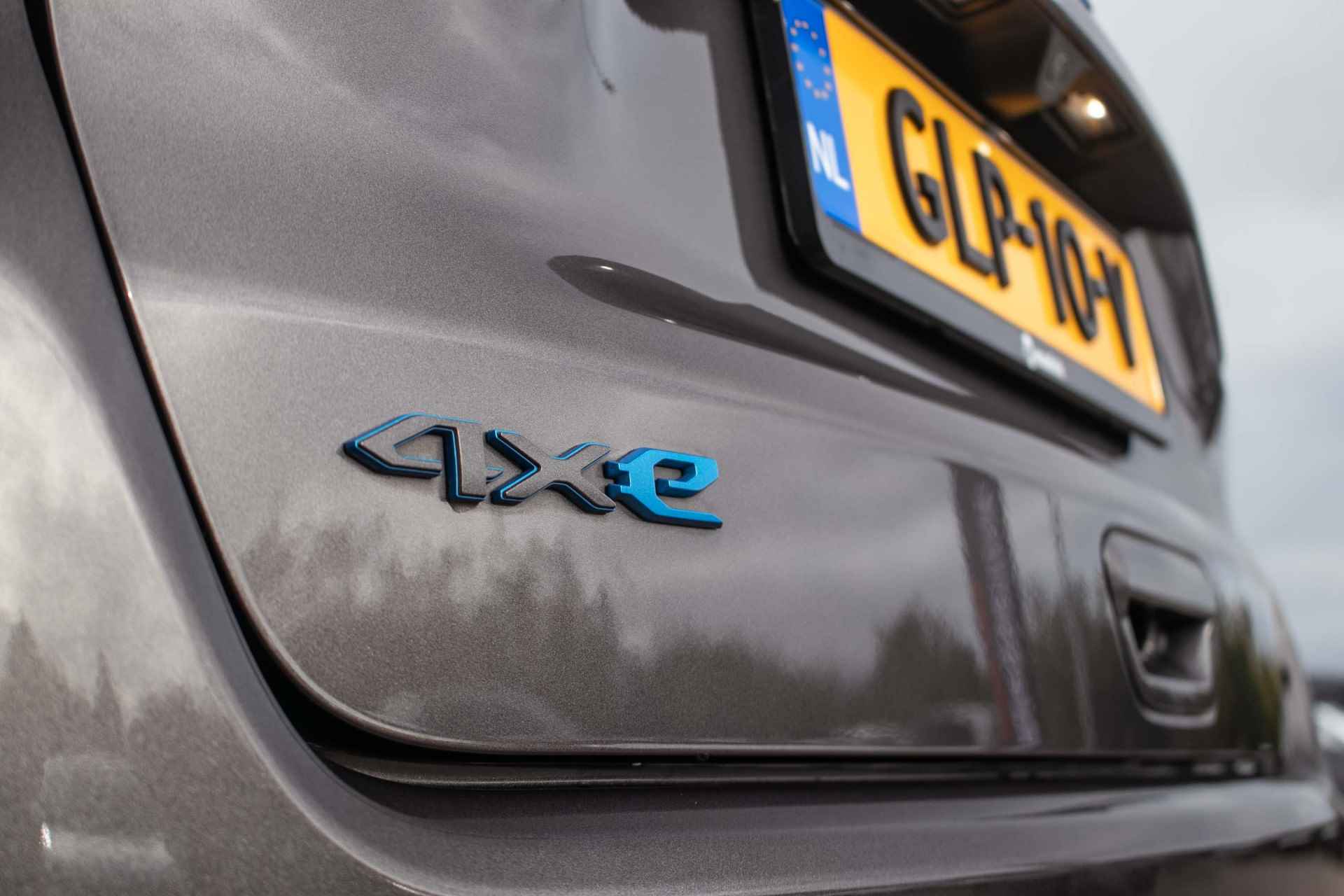 Jeep Compass 4xe 240 Plug-in Hybrid Electric S All-in rijklaarprijs | Schuif/-kanteldak | Trekhaak | Nav | Cam | Two tone - 42/51