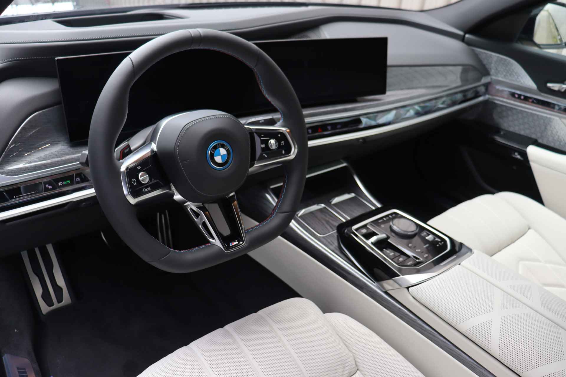 BMW i7 M70 xDrive High Executive 106 kWh / Panoramadak Sky Lounge / Massagefunctie voor + achter / Bowers & Wilkins / Parking Assistant Professional / Multifunctionele  stoelen - 11/28