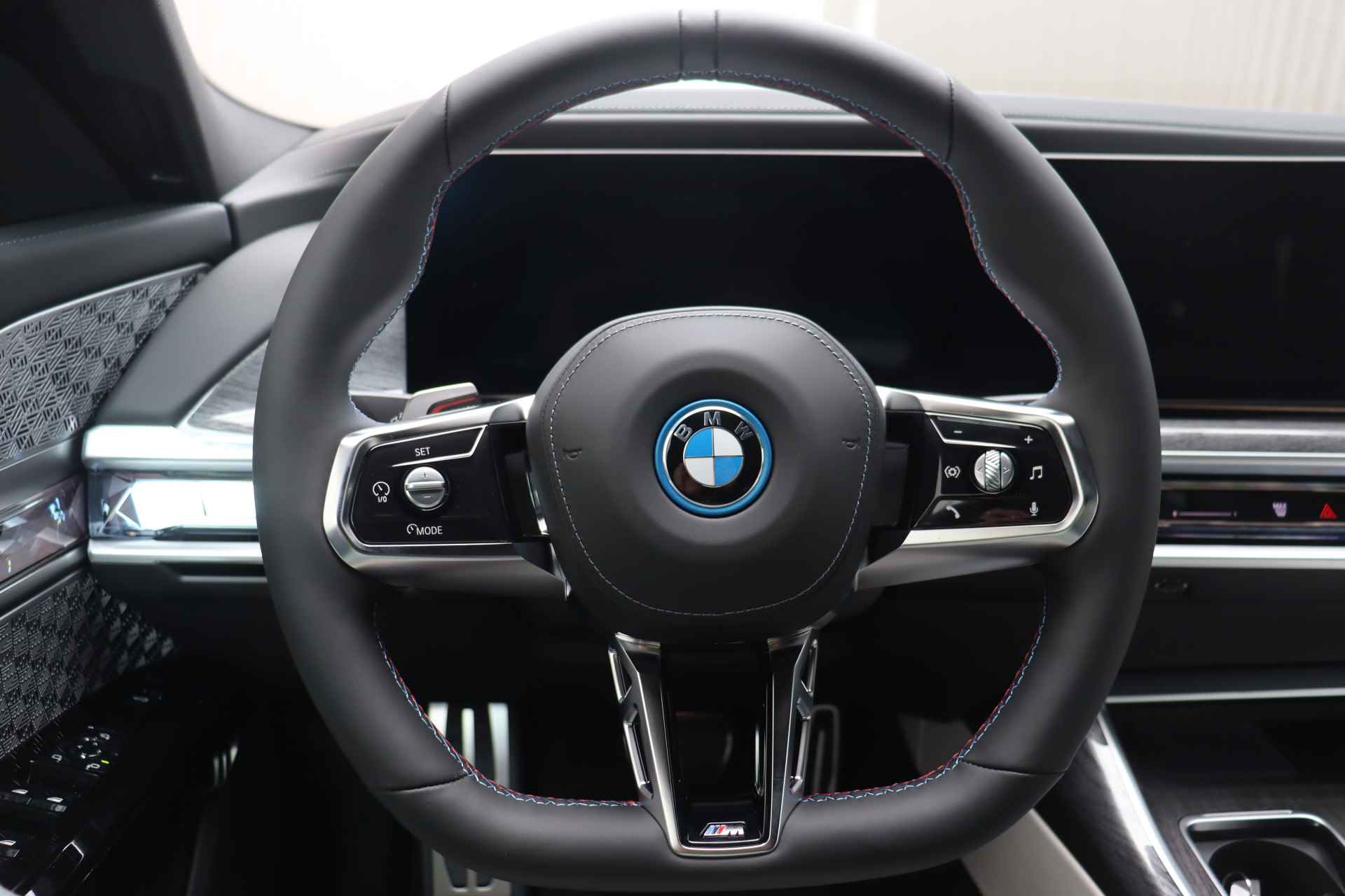 BMW i7 M70 xDrive High Executive 106 kWh / Panoramadak Sky Lounge / Massagefunctie voor + achter / Bowers & Wilkins / Parking Assistant Professional / Multifunctionele  stoelen - 12/28