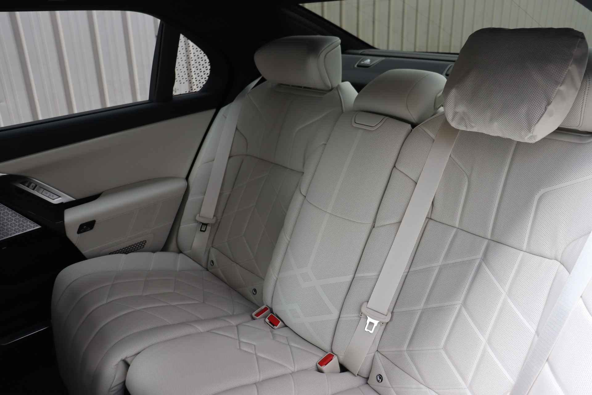 BMW i7 M70 xDrive High Executive 106 kWh / Panoramadak Sky Lounge / Massagefunctie voor + achter / Bowers & Wilkins / Parking Assistant Professional / Multifunctionele  stoelen - 21/28