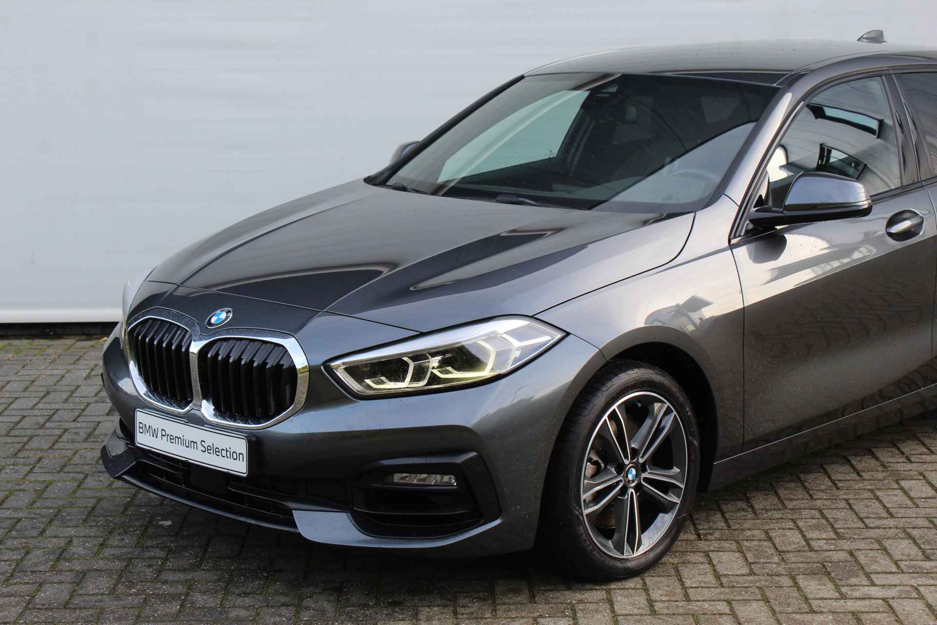 BMW 1-serie 120i Executive Automaat / Sportstoelen / Adaptieve LED / M Sportonderstel / Live Cockpit Professional - 3/30