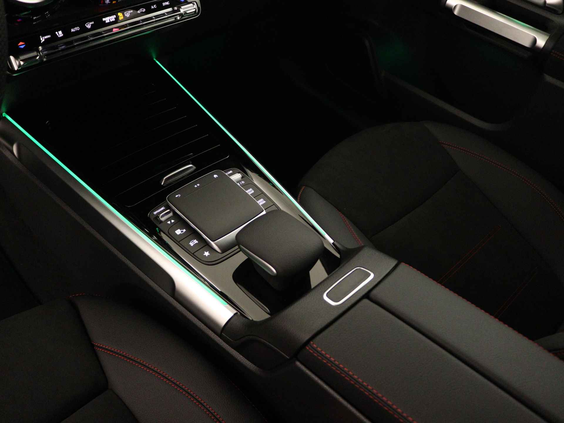 Mercedes-Benz GLB 180 AMG Line | Nightpakket | Draadloos oplaadsysteem voor Smartphone | Sfeerverlichting | EASY PACK achterklep | Dodehoekassistent | Parkeerpakket met achteruitrijcamera | - 13/42
