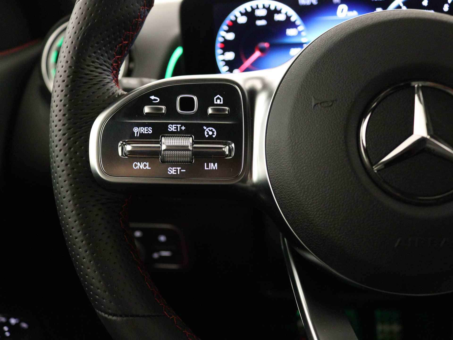Mercedes-Benz GLB 180 AMG Line | Nightpakket | Draadloos oplaadsysteem voor Smartphone | Sfeerverlichting | EASY PACK achterklep | Dodehoekassistent | Parkeerpakket met achteruitrijcamera | - 22/42