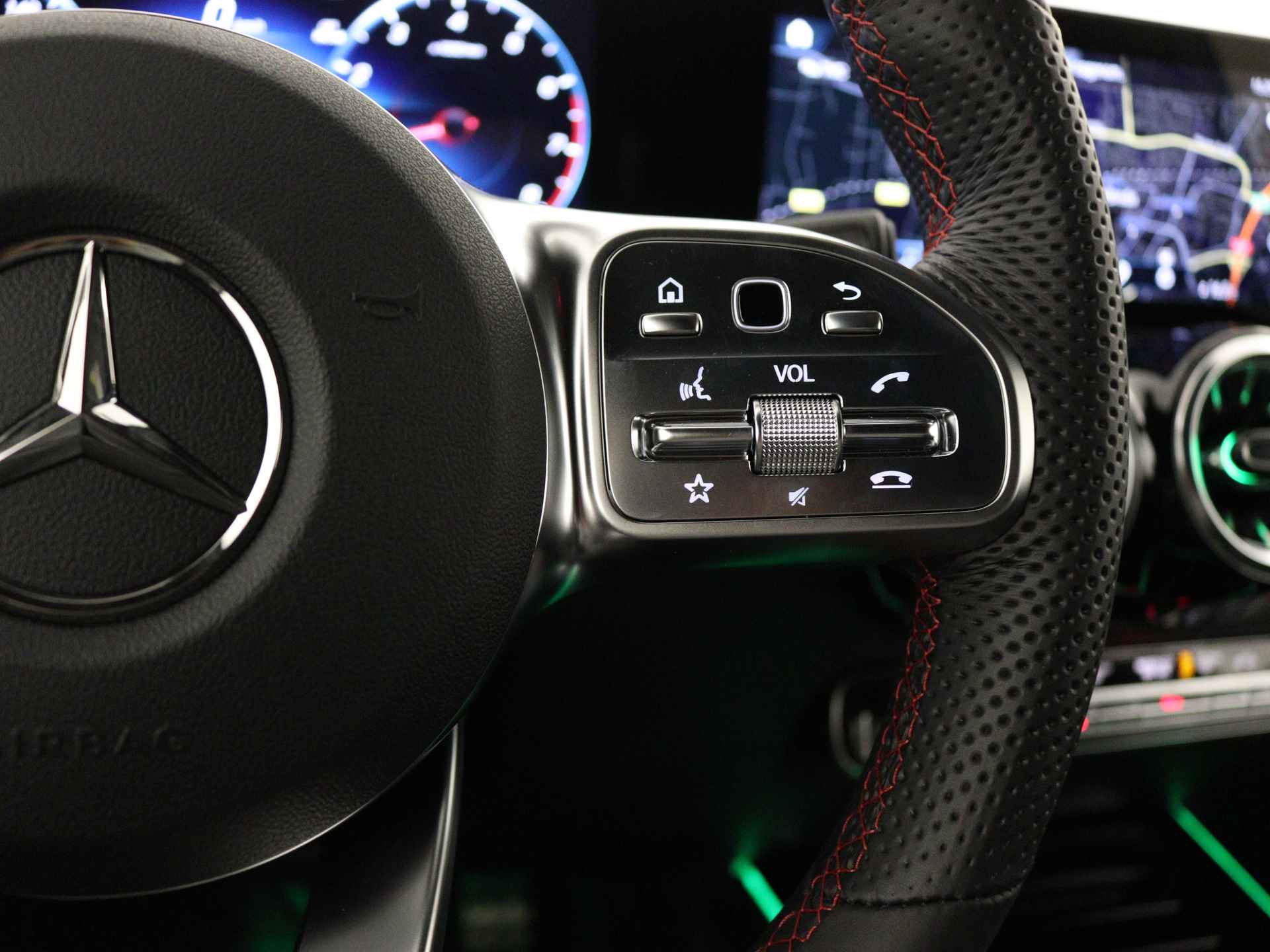 Mercedes-Benz GLB 180 AMG Line | Nightpakket | Draadloos oplaadsysteem voor Smartphone | Sfeerverlichting | EASY PACK achterklep | Dodehoekassistent | Parkeerpakket met achteruitrijcamera | - 23/42