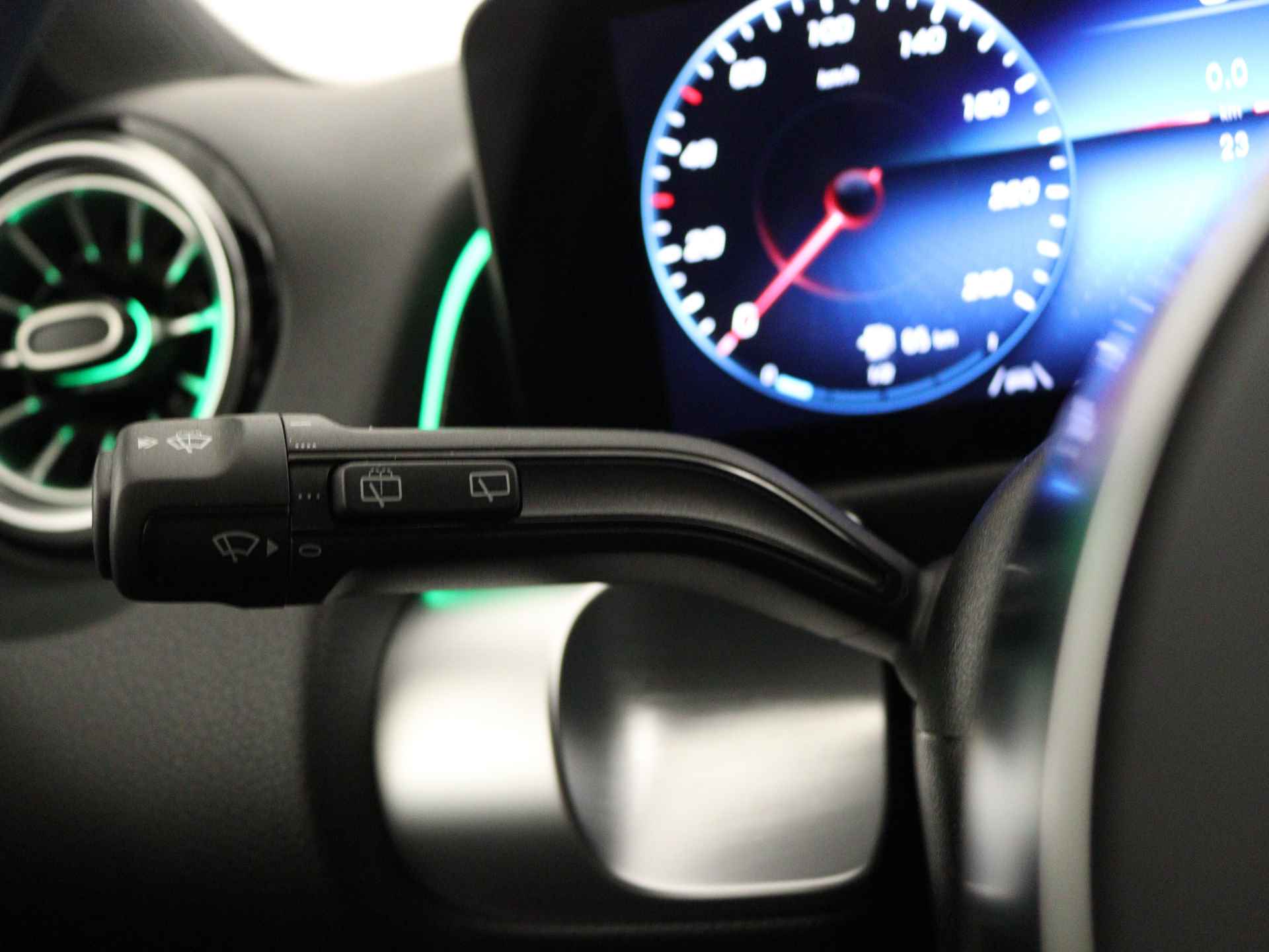 Mercedes-Benz GLB 180 AMG Line | Nightpakket | Draadloos oplaadsysteem voor Smartphone | Sfeerverlichting | EASY PACK achterklep | Dodehoekassistent | Parkeerpakket met achteruitrijcamera | - 24/42