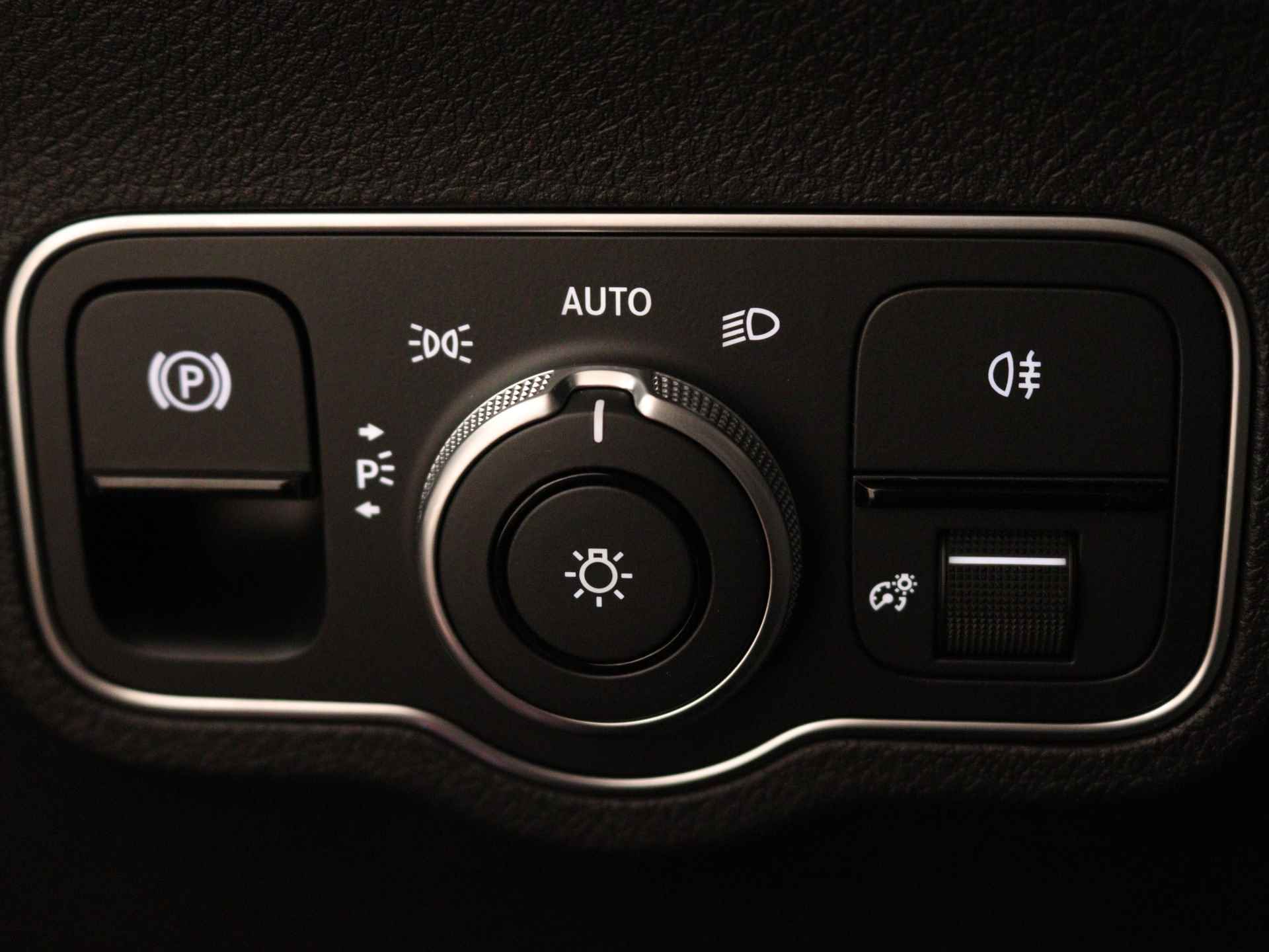 Mercedes-Benz GLB 180 AMG Line | Nightpakket | Draadloos oplaadsysteem voor Smartphone | Sfeerverlichting | EASY PACK achterklep | Dodehoekassistent | Parkeerpakket met achteruitrijcamera | - 34/42