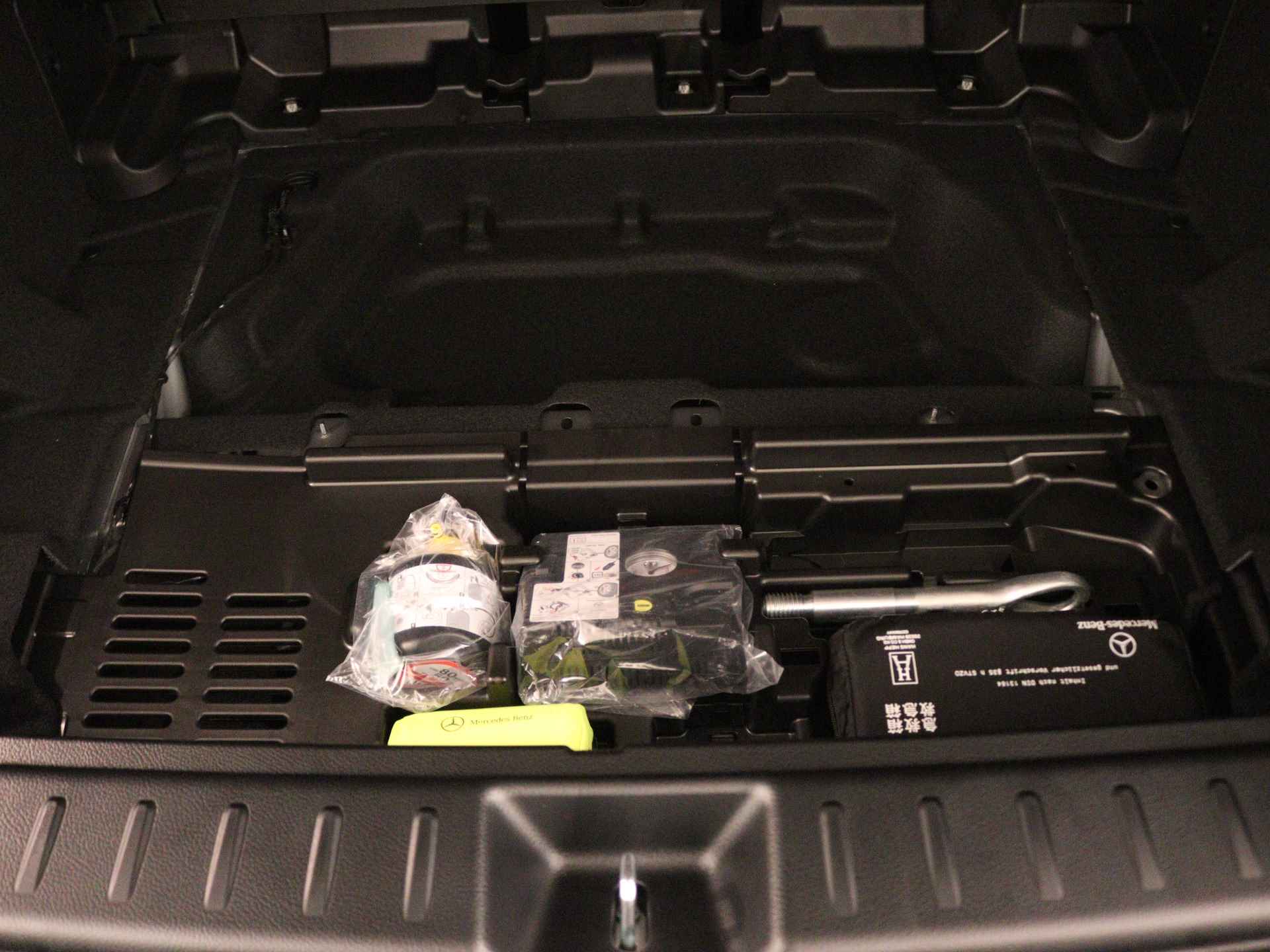 Mercedes-Benz GLB 180 AMG Line | Nightpakket | Draadloos oplaadsysteem voor Smartphone | Sfeerverlichting | EASY PACK achterklep | Dodehoekassistent | Parkeerpakket met achteruitrijcamera | - 38/42