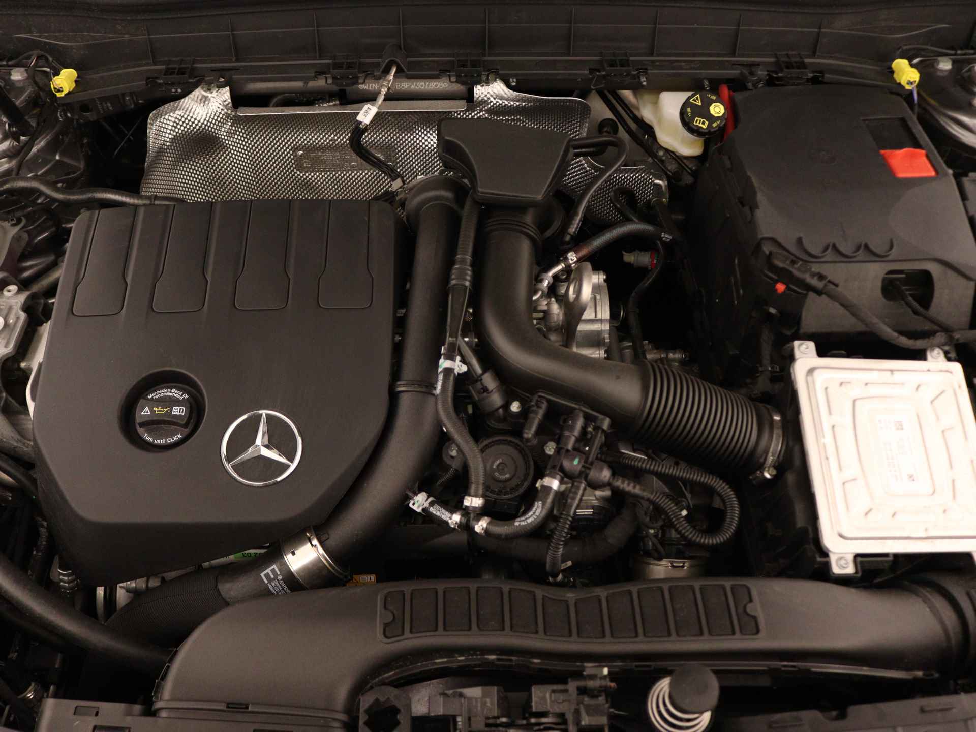 Mercedes-Benz GLB 180 AMG Line | Nightpakket | Draadloos oplaadsysteem voor Smartphone | Sfeerverlichting | EASY PACK achterklep | Dodehoekassistent | Parkeerpakket met achteruitrijcamera | - 39/42