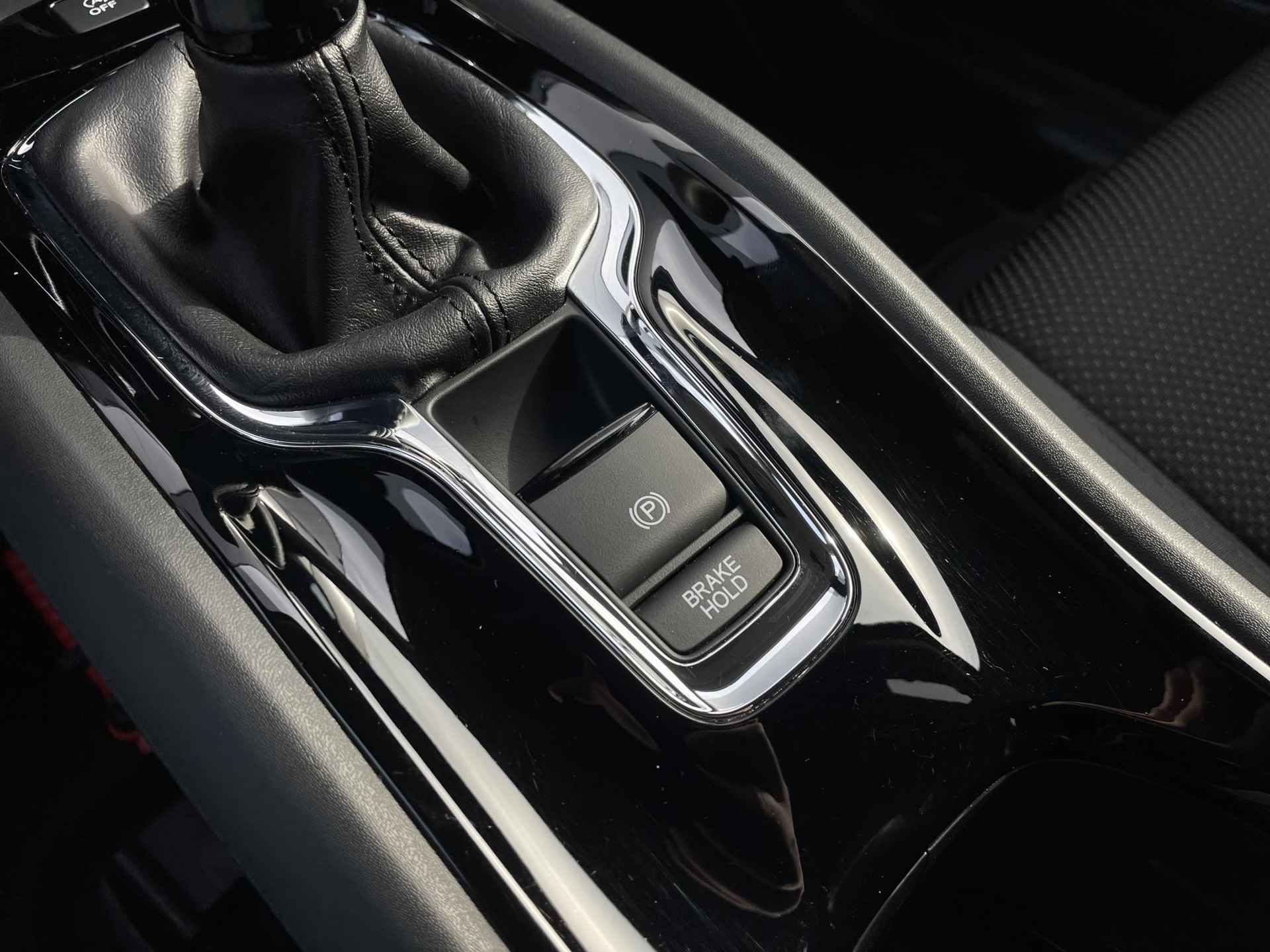 Honda HR-V 1.5 i-VTEC Elegance / Navigatie / Stoelverwarming / Achteruitrij Camera / Lichtmetalen Velgen / - 25/33