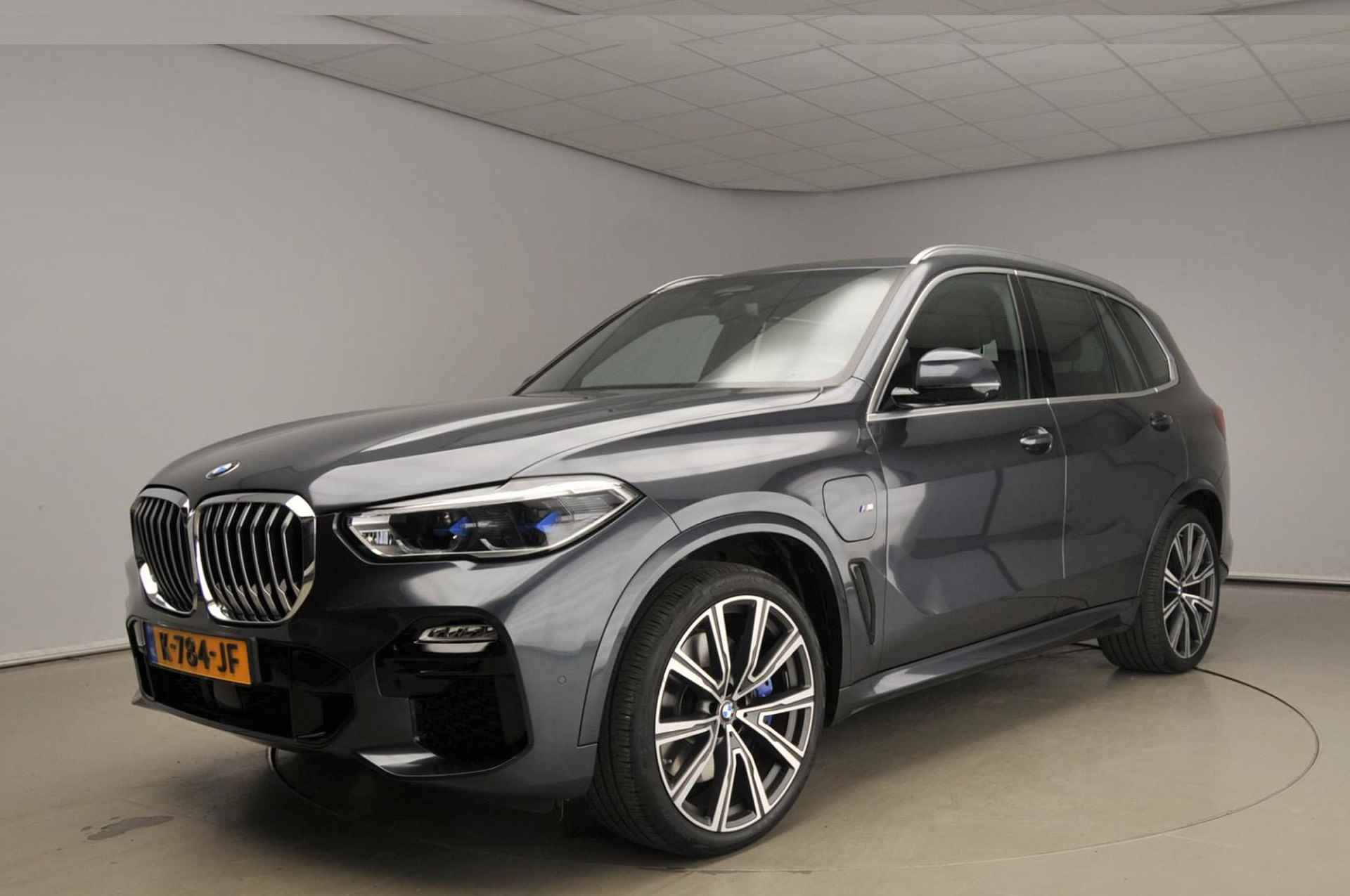 BMW X5 xDrive45e | M-Sportpakket | Laserlicht | Leder | HUD | Comfortzetels | Active steering | Chrome line | DAB | Harman-kardon sound | Alu 22 inch - 57/57