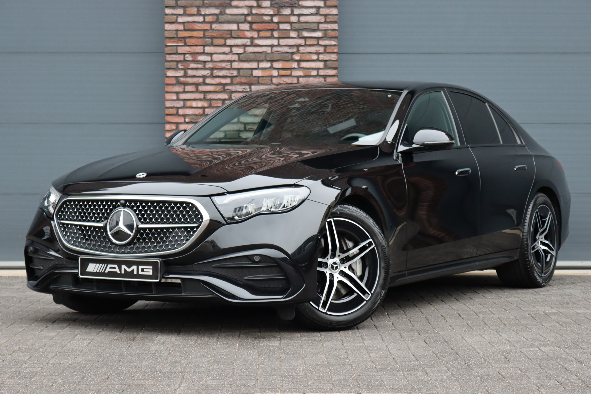 Mercedes-Benz E-Klasse 220 d AMG Line Aut9 | Distronic Pro | Verwarmd Stuurwiel | Camera | Sfeerverlichting | Nightpakket | Keyless Go | High Perf. LED |