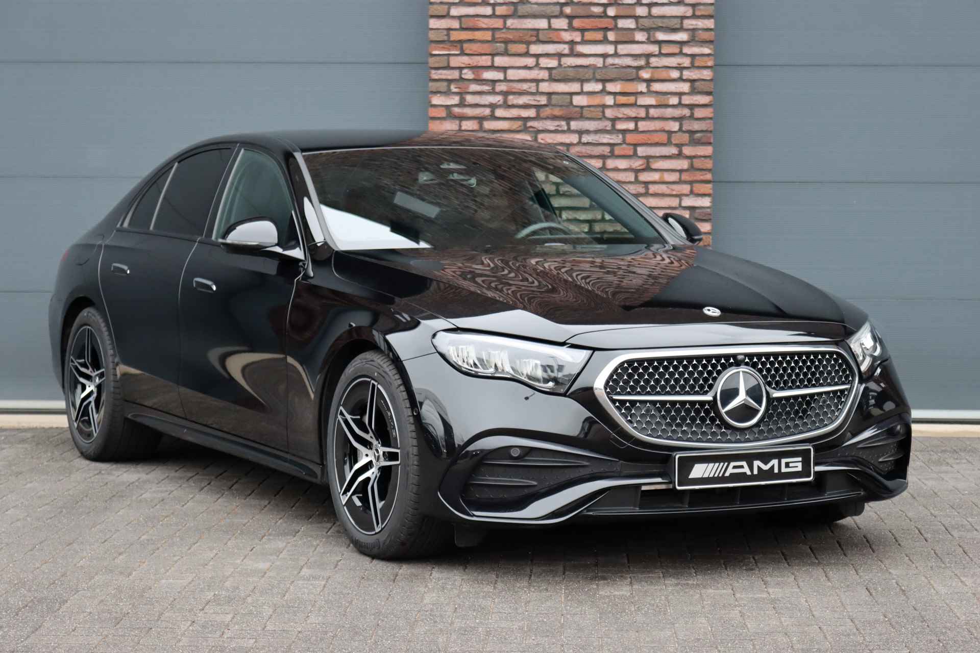 Mercedes-Benz E-Klasse 220 d AMG Line Aut9 | Distronic Pro | Verwarmd Stuurwiel | Camera | Sfeerverlichting | Nightpakket | Keyless Go | High Perf. LED | - 4/33