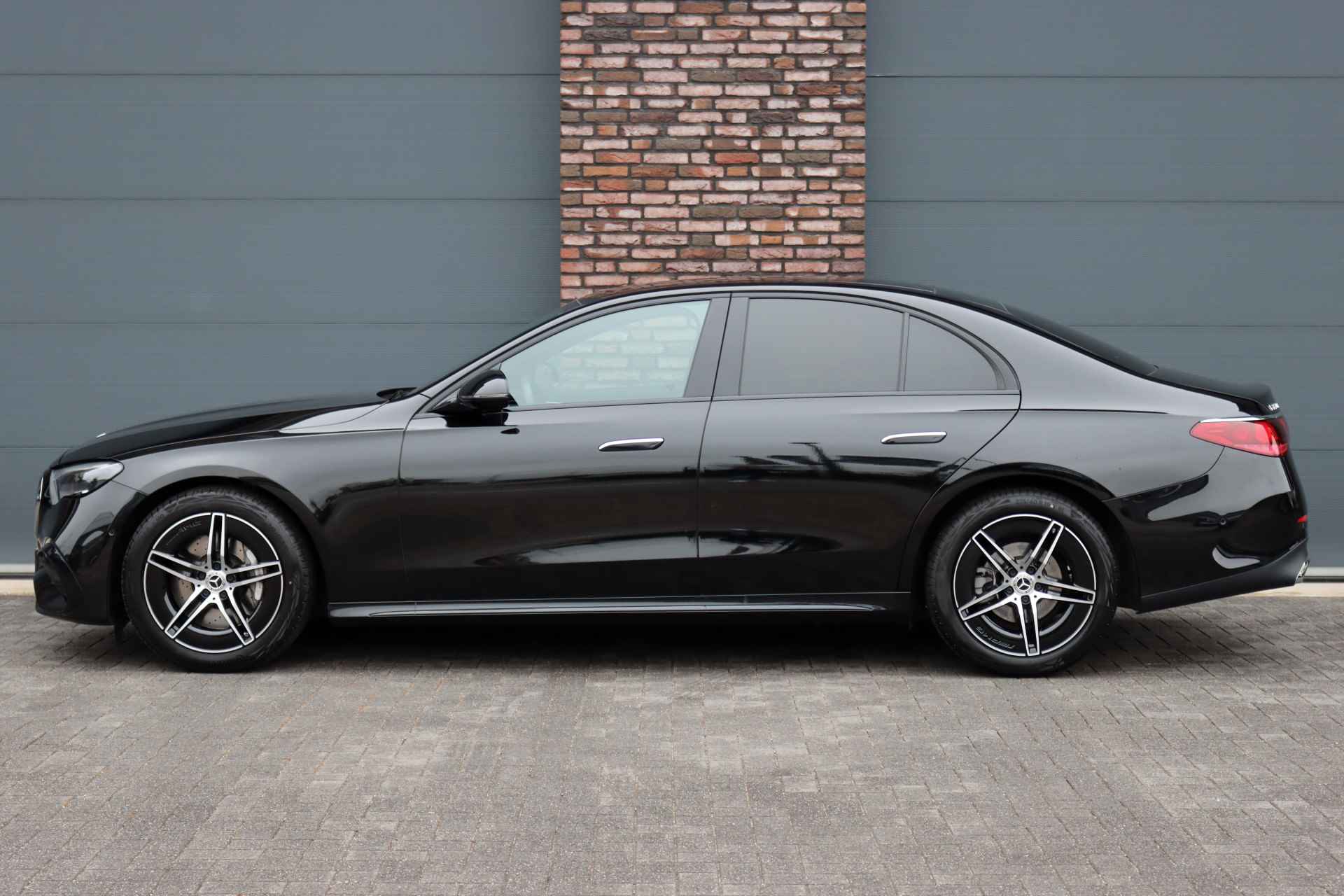 Mercedes-Benz E-Klasse 220 d AMG Line Aut9 | Distronic Pro | Verwarmd Stuurwiel | Camera | Sfeerverlichting | Nightpakket | Keyless Go | High Perf. LED | - 10/33