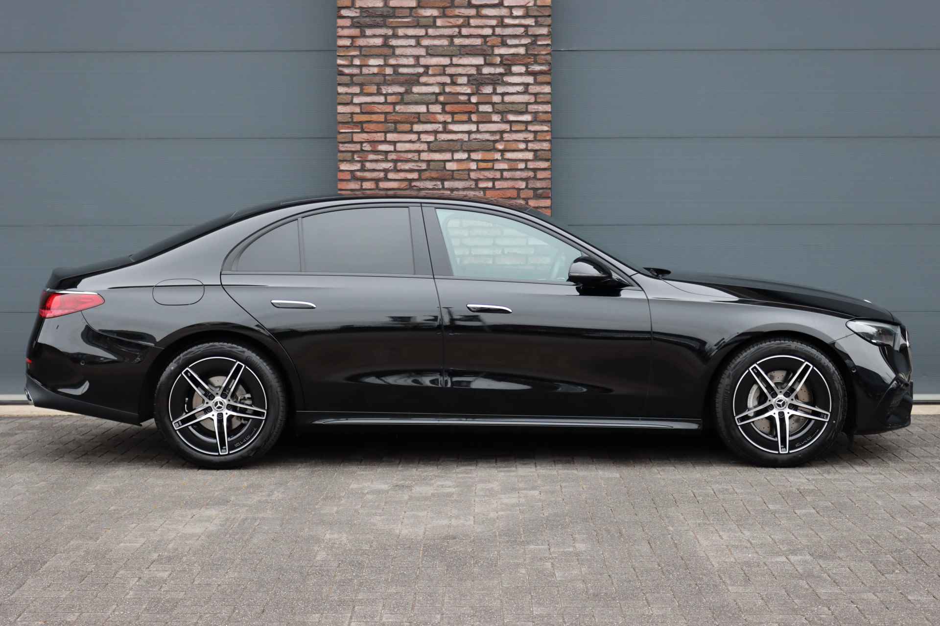 Mercedes-Benz E-Klasse 220 d AMG Line Aut9 | Distronic Pro | Verwarmd Stuurwiel | Camera | Sfeerverlichting | Nightpakket | Keyless Go | High Perf. LED | - 12/33