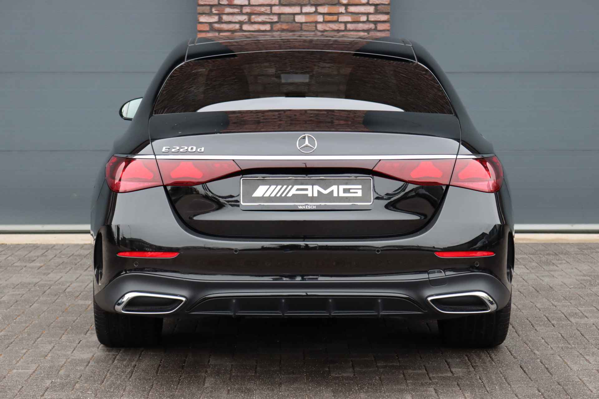 Mercedes-Benz E-Klasse 220 d AMG Line Aut9 | Distronic Pro | Verwarmd Stuurwiel | Camera | Sfeerverlichting | Nightpakket | Keyless Go | High Perf. LED | - 16/33