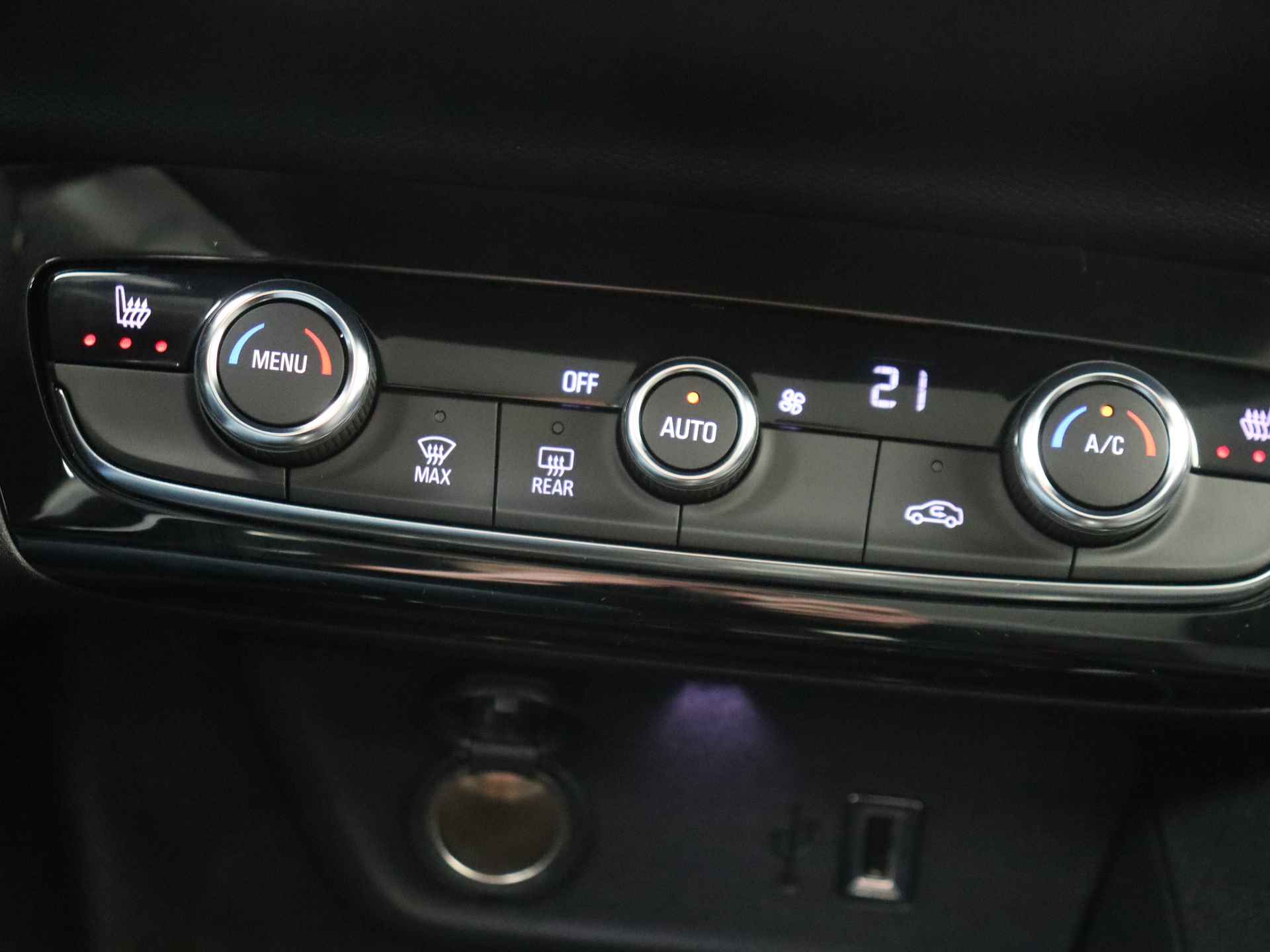 Opel CORSA-E Level 2 50 kWh € 8.159,- VOORDEEL! | Direct leverbaar! | Parkeersensoren Achter | Voorstoelen verwarmd | - 17/32