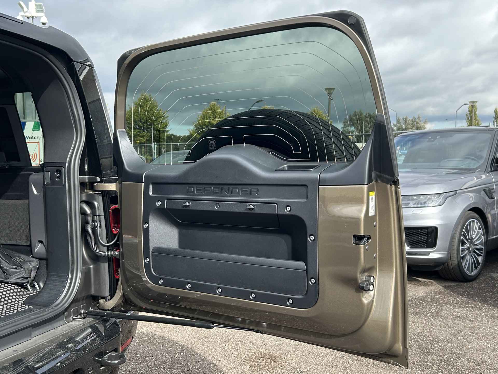 Land Rover Defender P300e 300pk 110 X-Dynamic HSE Beschikbaar per 01-07  | Gondwana Stone Satin Matt | Jumpseat - 19/44