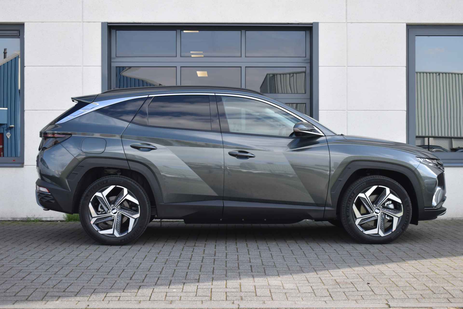 Hyundai Tucson 1.6 T-GDI PHEV Premium 4WD VAN €52.730 VOOR €44.545 Amazon Gray - 3/25