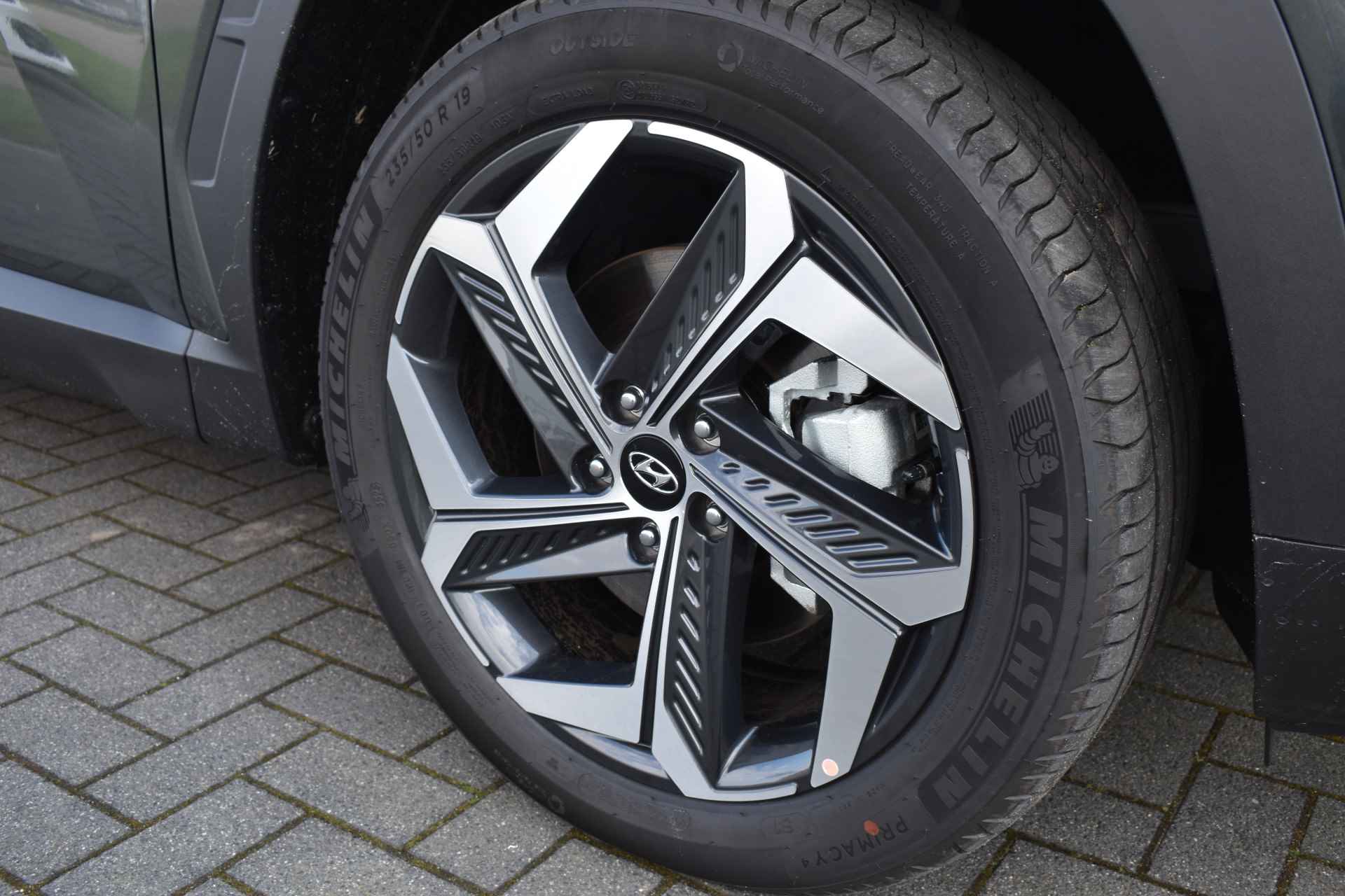 Hyundai Tucson 1.6 T-GDI PHEV Premium 4WD VAN €52.730 VOOR €44.545 Amazon Gray - 4/25