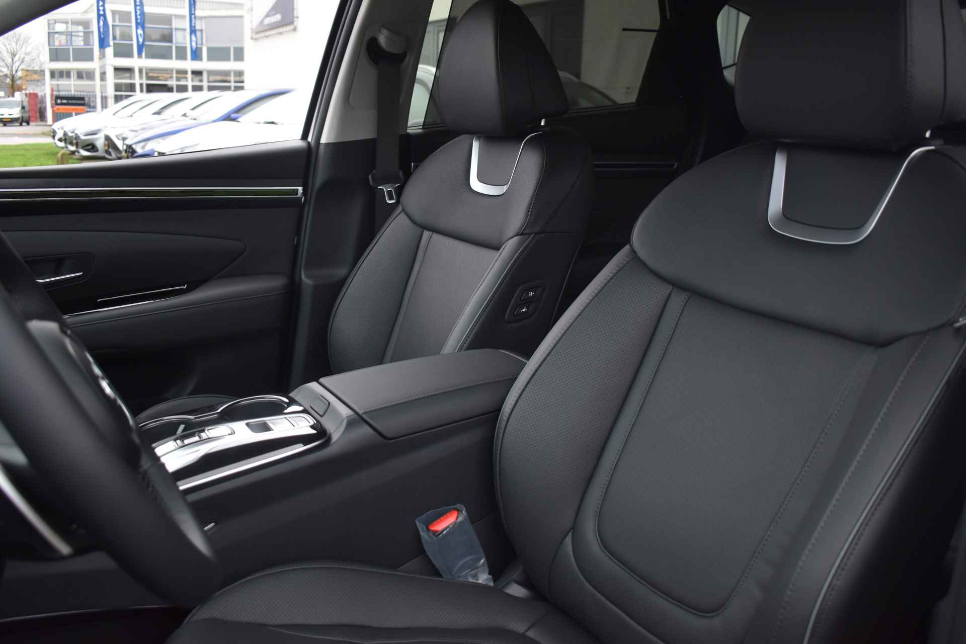 Hyundai Tucson 1.6 T-GDI PHEV Premium 4WD VAN €52.730 VOOR €44.545 Amazon Gray - 5/25