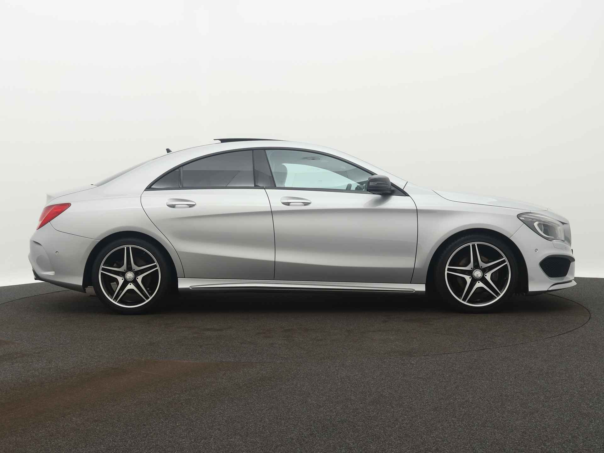 Mercedes-Benz CLA-Klasse 180 Ambition Panoramadak | AMG-Line | Navigatie | 18" LM velgen | Parkeersensoren | - 11/36