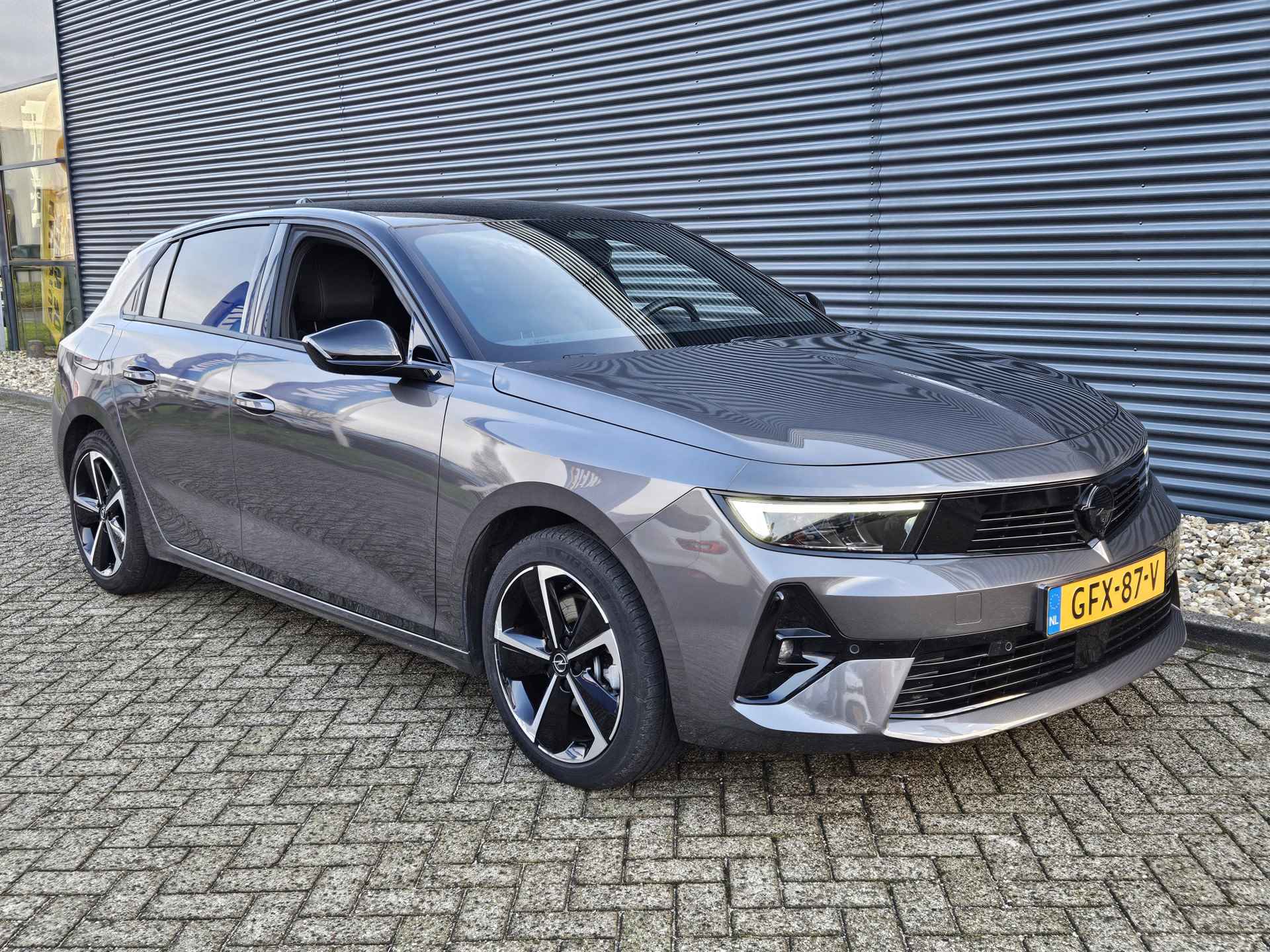 Opel Astra 1.2 Turbo Hybrid 136pk GS Automaat | AGR Stoel Verlengbaar | Two Tone | 360 View Camera | Stuur-Stoel en Voorruitverwarming | Navigatie | Apple Carplay en Android Auto | Voorruit Projectie | - 3/49