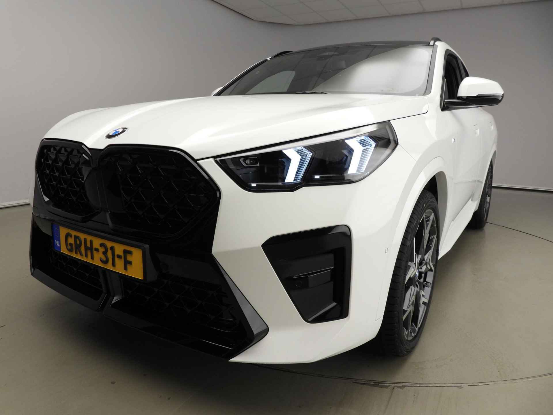 BMW X2 sDrive18d | M-Sportpakket | LED | Navigatie | Schuifdak | Trekhaak | Elektr. zetels | DAB | Harman-kardon sound | Alu 20 inch - 53/56