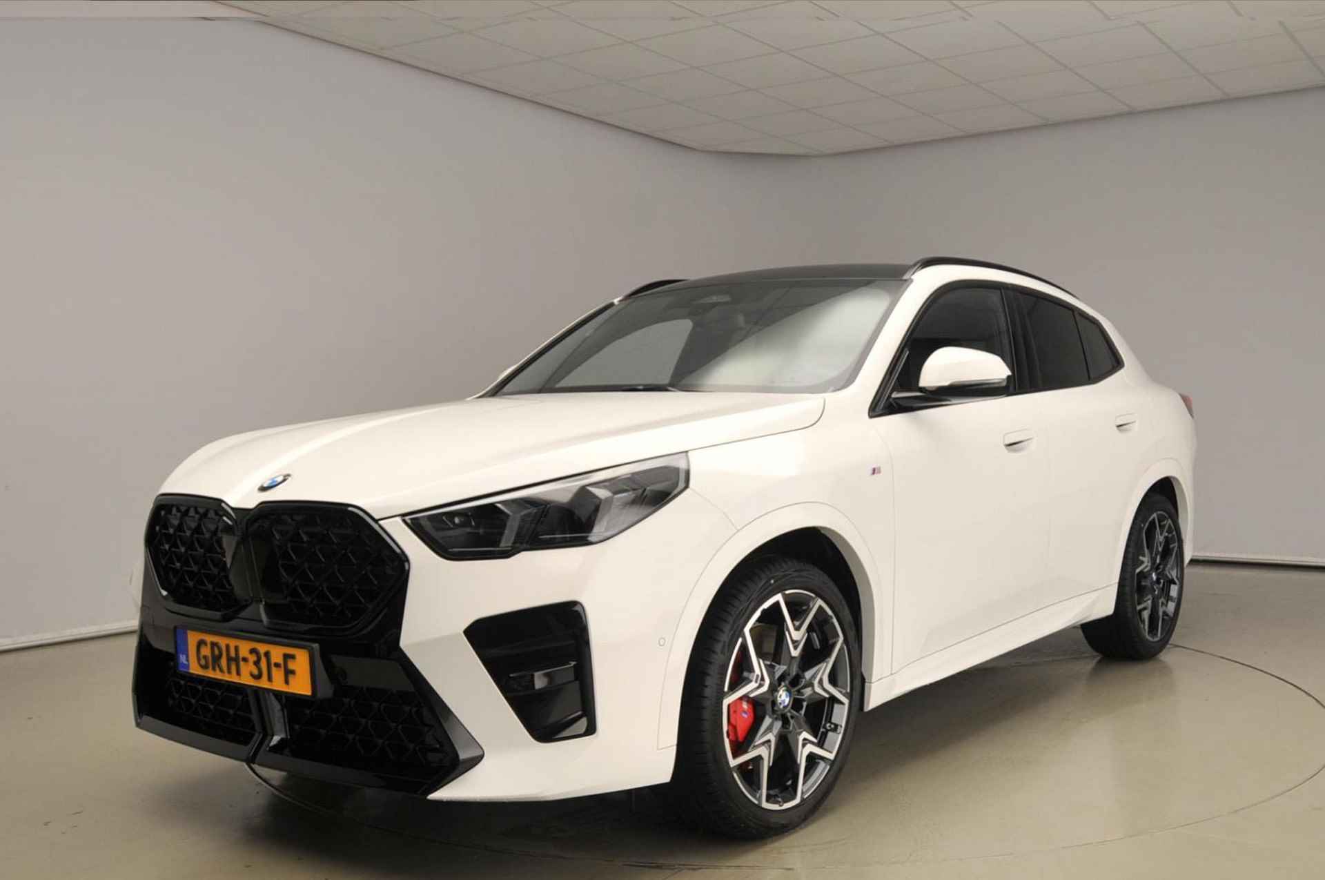 BMW X2 sDrive18d | M-Sportpakket | LED | Navigatie | Schuifdak | Trekhaak | Elektr. zetels | DAB | Harman-kardon sound | Alu 20 inch - 57/57