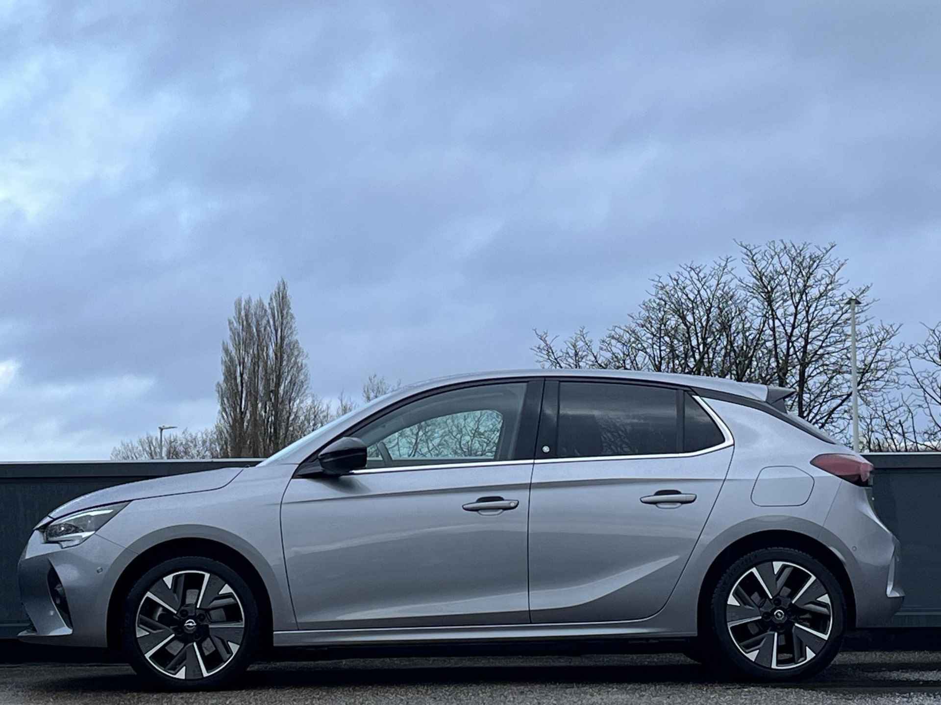 Opel Corsa-e Elegance EV 3-FASEN 50kWh 136pk |+2.000 EURO SUBSIDIE|CAMERA+SENSOREN|PREMIUM PACK|APPLE CARPLAY & ANDROID AUTO|11 kW BOORDLADER|ACHTERUITRIJCAMERA| - 9/57