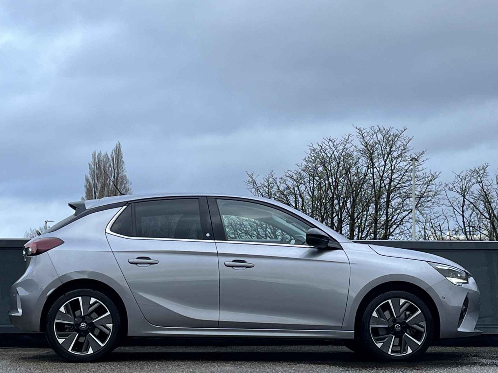 Opel Corsa-e Elegance EV 3-FASEN 50kWh 136pk |+2.000 EURO SUBSIDIE|CAMERA+SENSOREN|PREMIUM PACK|APPLE CARPLAY & ANDROID AUTO|11 kW BOORDLADER|ACHTERUITRIJCAMERA| - 10/57