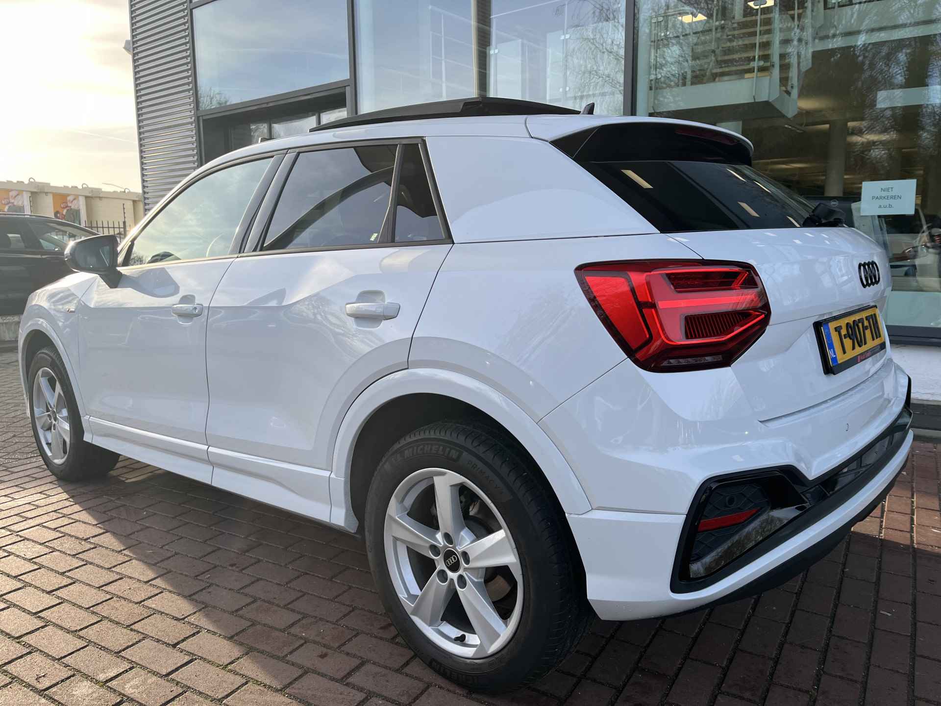 Audi Q2 35 TFSI S Edition / Panoramadak / Optiek zwart / Privacy glass / Matrix / Stoelverwarming / Afneembare trekhaak - 9/26