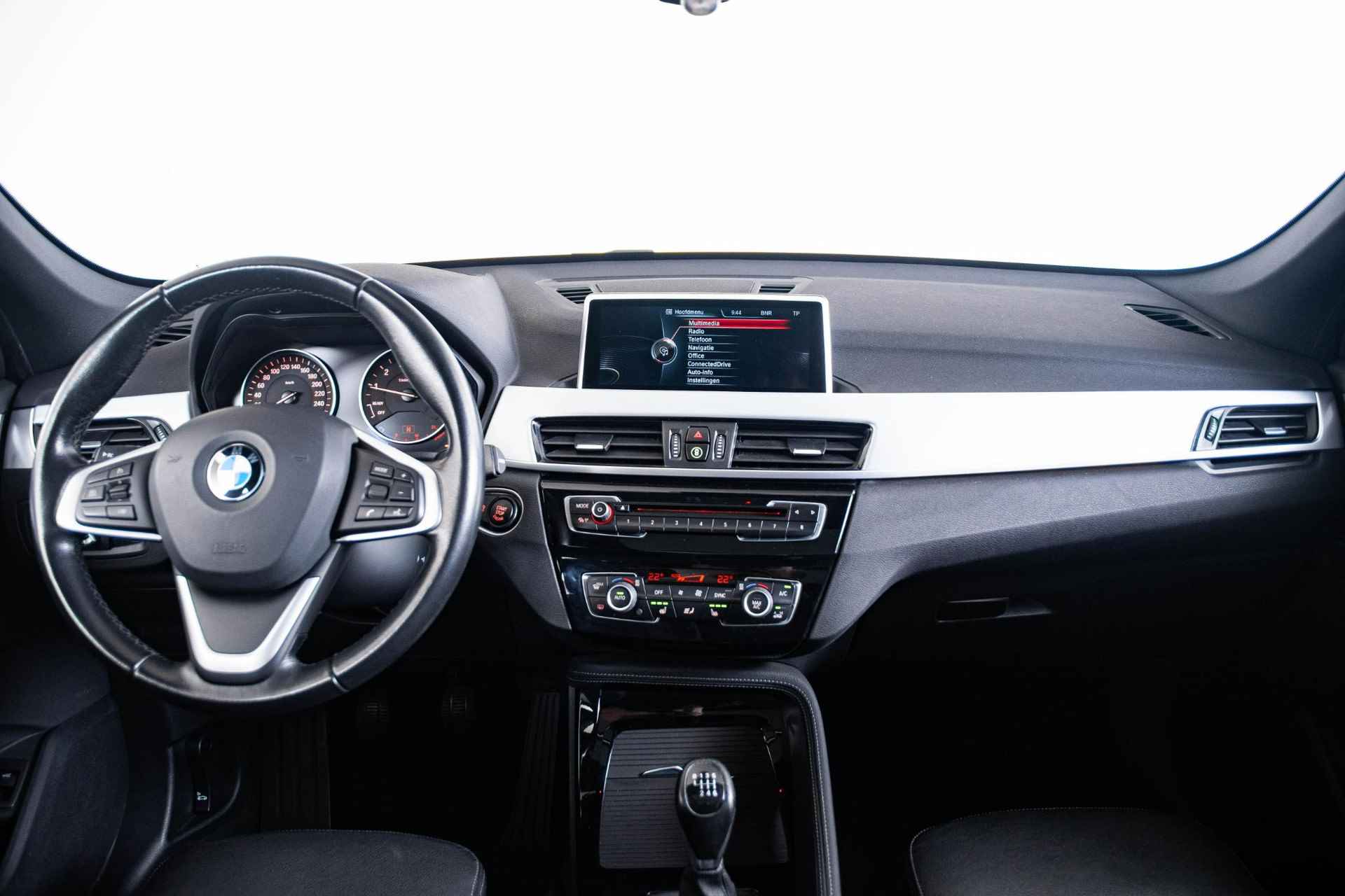 BMW X1 sDrive18i High Executive Sport - Panoramadak - Comfort Access - Driving/Parking Assistant - Sportstoelen - Elektrische achterklep - Head Up - Hifi - Automatisch dimmende binnen/buitenspiegels - Cruise control - - 3/68