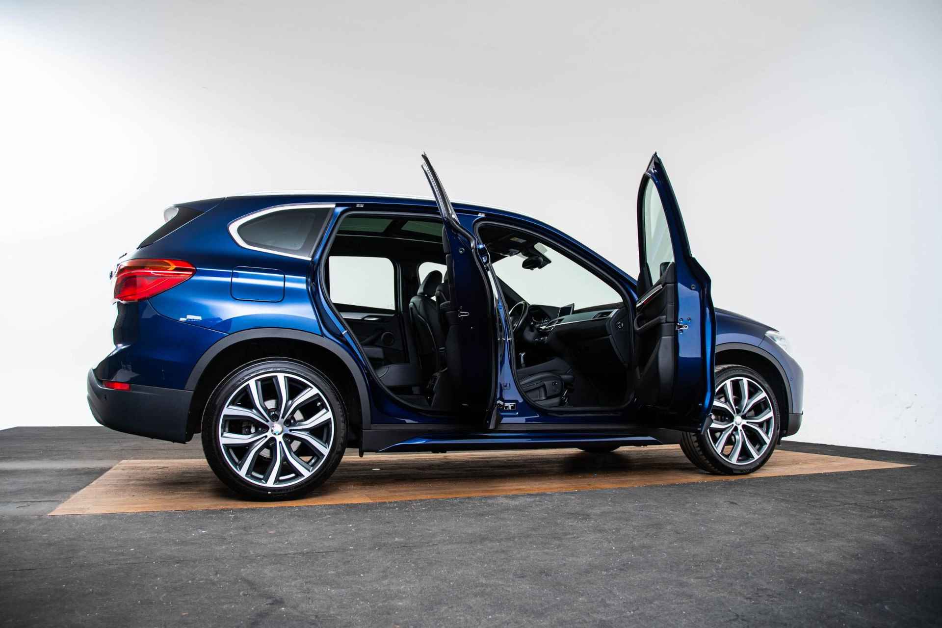 BMW X1 sDrive18i High Executive Sport - Panoramadak - Comfort Access - Driving/Parking Assistant - Sportstoelen - Elektrische achterklep - Head Up - Hifi - Automatisch dimmende binnen/buitenspiegels - Cruise control - - 9/68